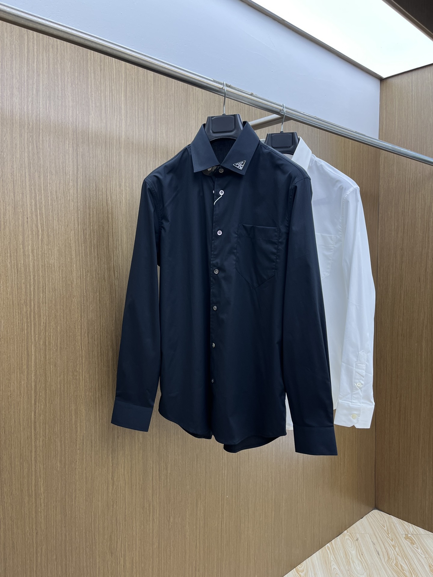 NO:421501,New product PD SS spring and summer new fashionable simple long-sleeved shirt. This lightweight cotton shirt is made of all cotton fabric, with classic and simple design, refreshing tones, and super super colors. The most worth buying item this season, a simple, elegant and exquisite small design, a must-try for fashion and exquisite, and super easy to control!  Simple design style is indispensable, with three-dimensional tailoring, moderate length to modify and beautify the upper body proportions. The A60 is very modern and versatile and malleable in its shape!  Size S-2xl (38-42) Color: Black White, Shirts,alexander wang19860909新品 PD SS春夏新款时尚简约长袖衬衫,本款轻盈棉质衬衣采用全棉质地面料,经典简约设计搭配,清爽色调,颜色超超超超级赞,这一季最值得入手的单品,简约大气又精致的小设计,时髦精必入,超好驾驭！ 简约设计款不可或缺款式,立体剪裁,适中长度修饰美化上身比例,A60造型上极具现代百搭可塑性！ 尺码S-2xl（38-42） 颜色: 黑色 白色,,shirts,alexander wang,Men's clothing