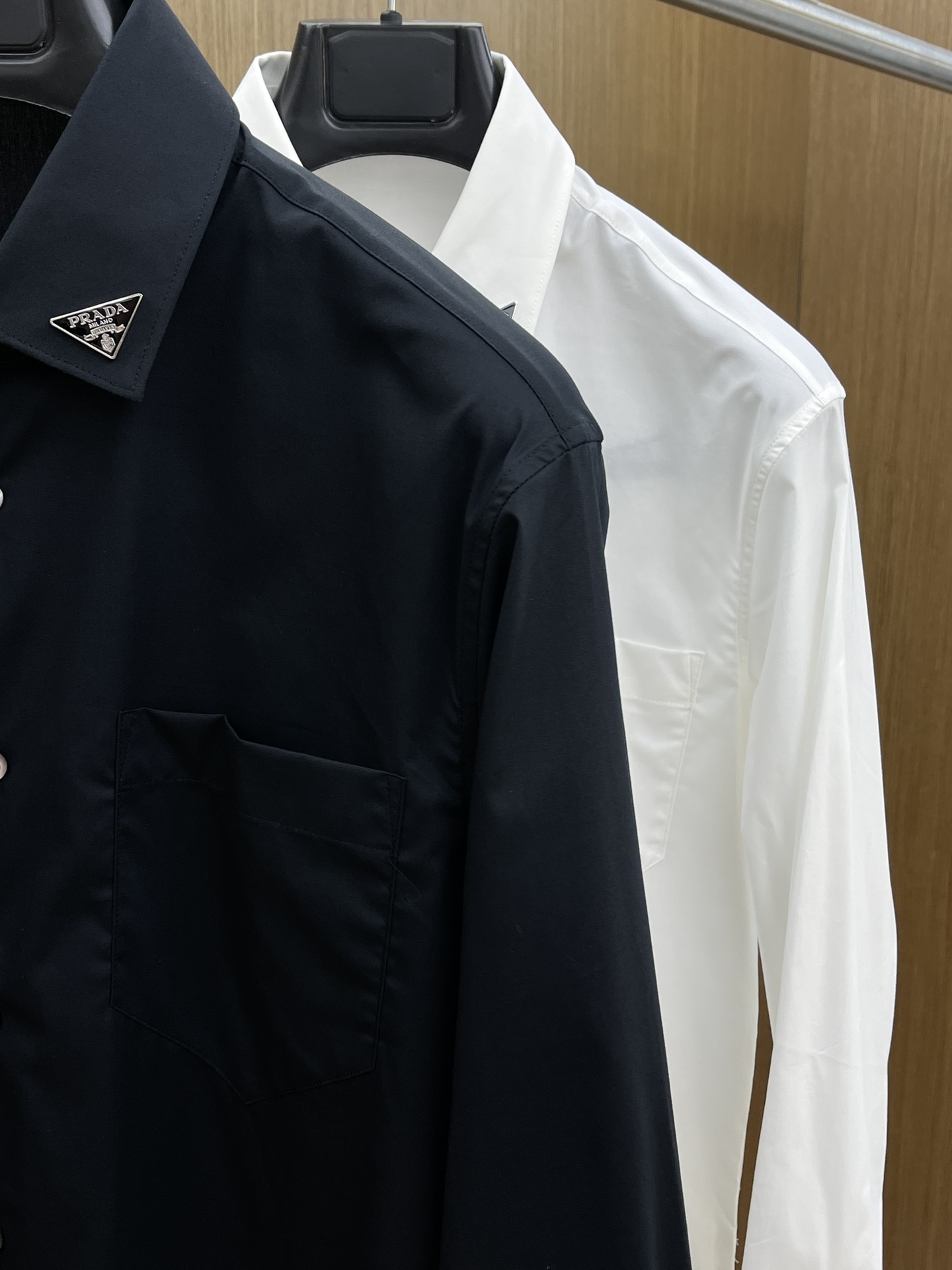 新品 PD 🔥SS春夏新款时尚简约长袖衬衫，本款轻盈棉质衬衣采用全棉质地面料，经典简约设计搭配，清爽色调