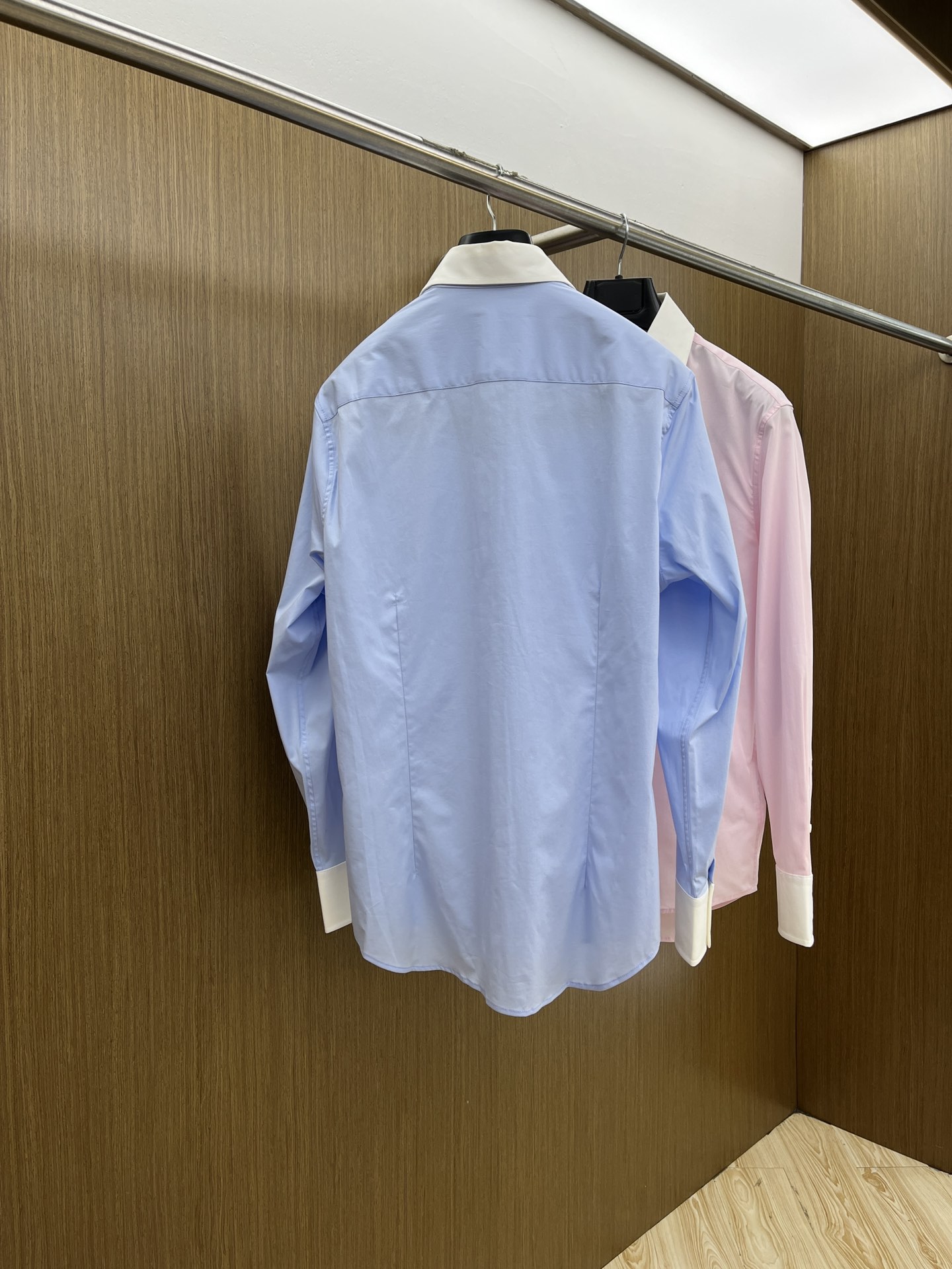 秋冬 PD 🔥SS春夏新款时尚简约长袖衬衫，本款轻盈棉质衬衣采用全棉质地面料，经典简约设计搭配，清爽色调