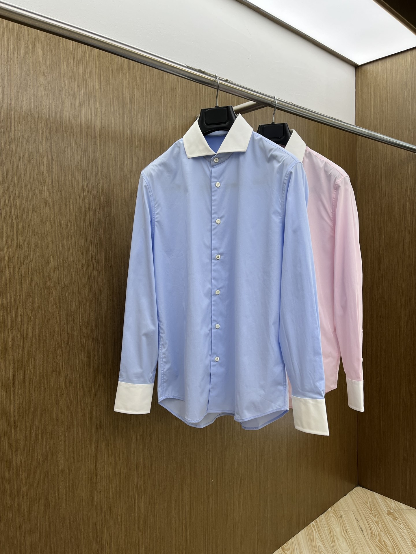 秋冬 PD 🔥SS春夏新款时尚简约长袖衬衫，本款轻盈棉质衬衣采用全棉质地面料，经典简约设计搭配，清爽色调