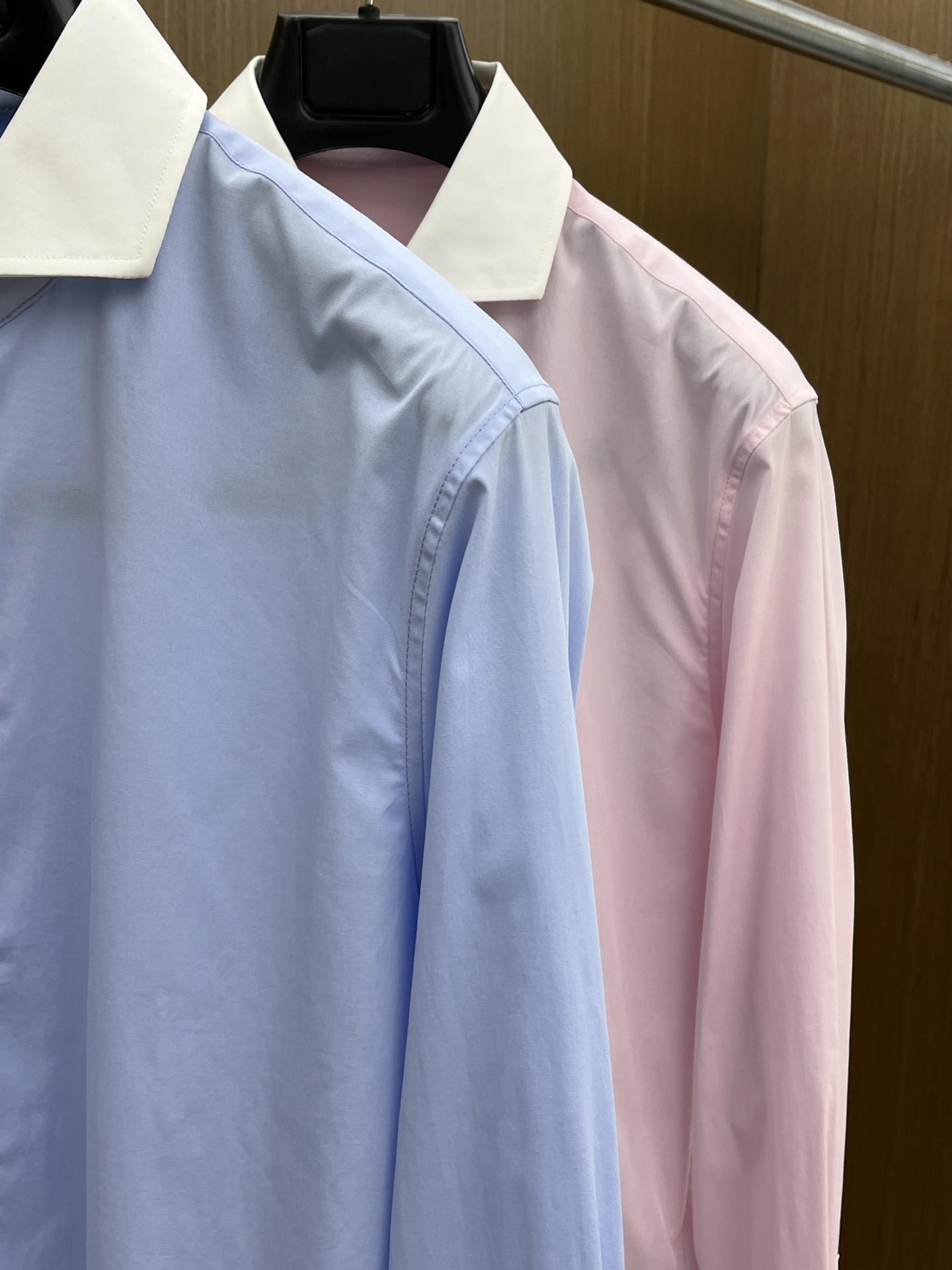 秋冬 PD 🔥SS春夏新款时尚简约长袖衬衫，本款轻盈棉质衬衣采用全棉质地面料，经典简约设计搭配，清爽色调