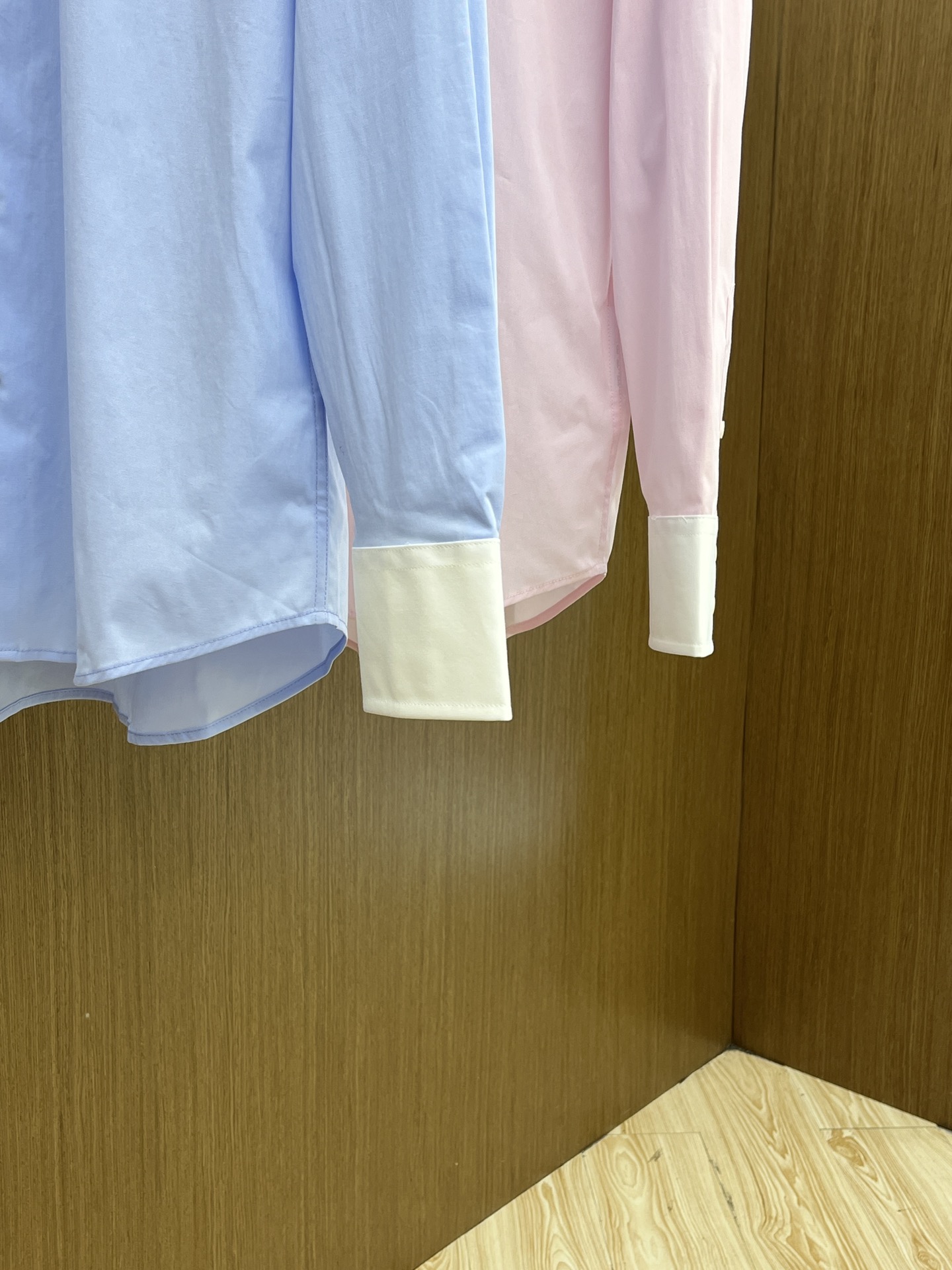 秋冬 PD 🔥SS春夏新款时尚简约长袖衬衫，本款轻盈棉质衬衣采用全棉质地面料，经典简约设计搭配，清爽色调