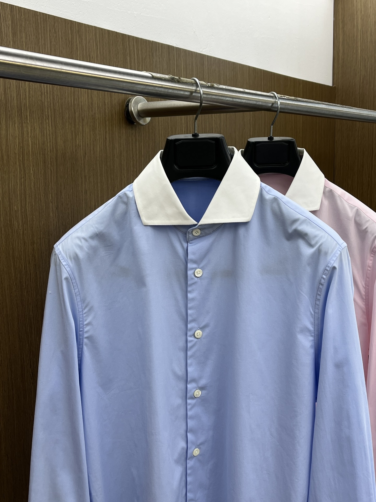 秋冬 PD 🔥SS春夏新款时尚简约长袖衬衫，本款轻盈棉质衬衣采用全棉质地面料，经典简约设计搭配，清爽色调