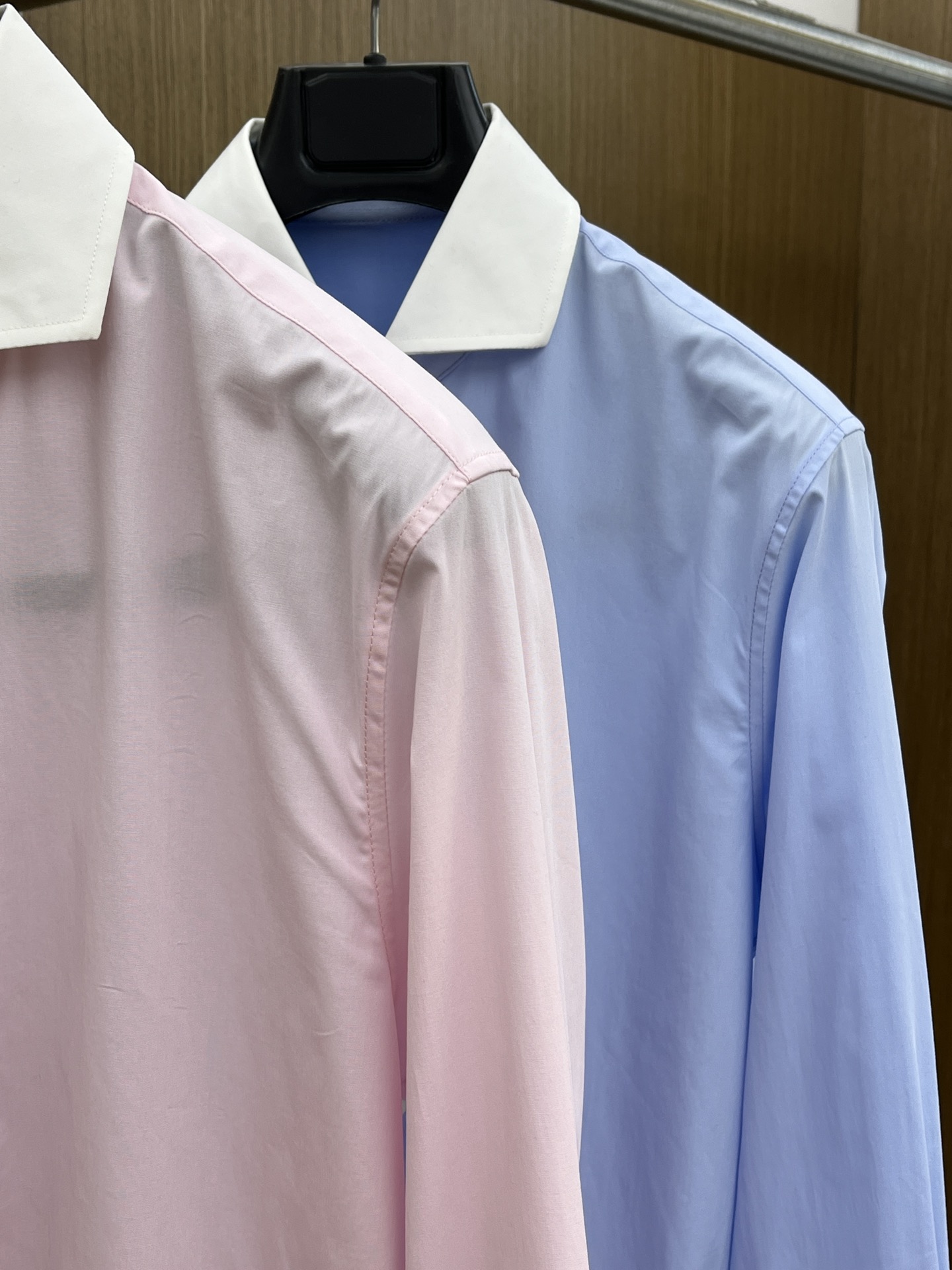 秋冬 PD 🔥SS春夏新款时尚简约长袖衬衫，本款轻盈棉质衬衣采用全棉质地面料，经典简约设计搭配，清爽色调