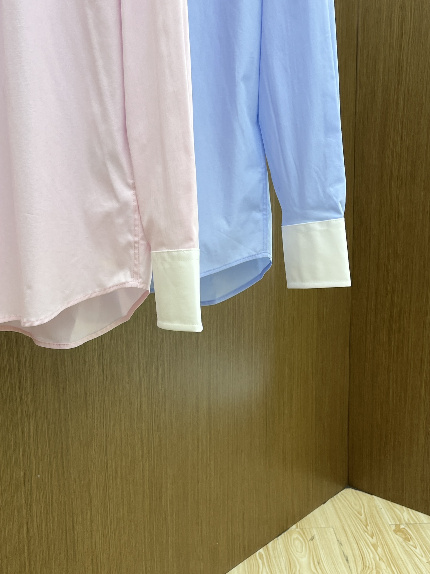 秋冬 PD 🔥SS春夏新款时尚简约长袖衬衫，本款轻盈棉质衬衣采用全棉质地面料，经典简约设计搭配，清爽色调