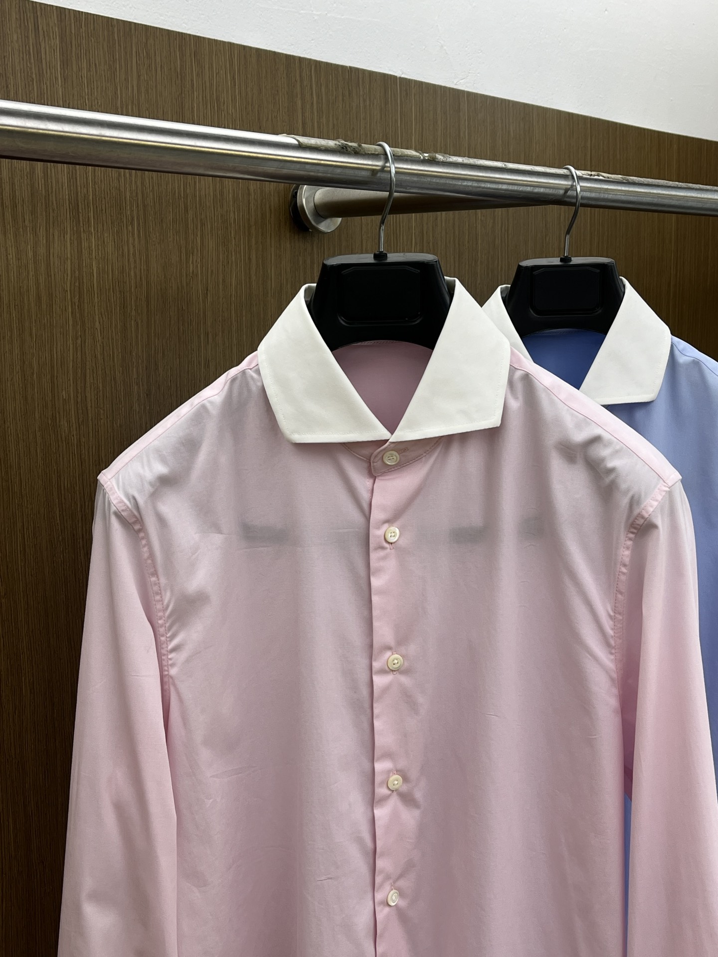 秋冬 PD 🔥SS春夏新款时尚简约长袖衬衫，本款轻盈棉质衬衣采用全棉质地面料，经典简约设计搭配，清爽色调