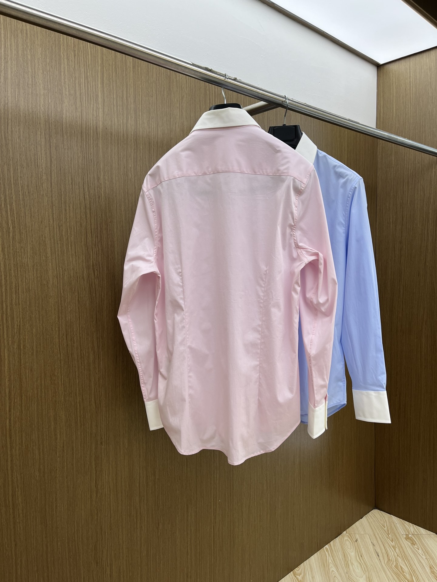 秋冬 PD 🔥SS春夏新款时尚简约长袖衬衫，本款轻盈棉质衬衣采用全棉质地面料，经典简约设计搭配，清爽色调