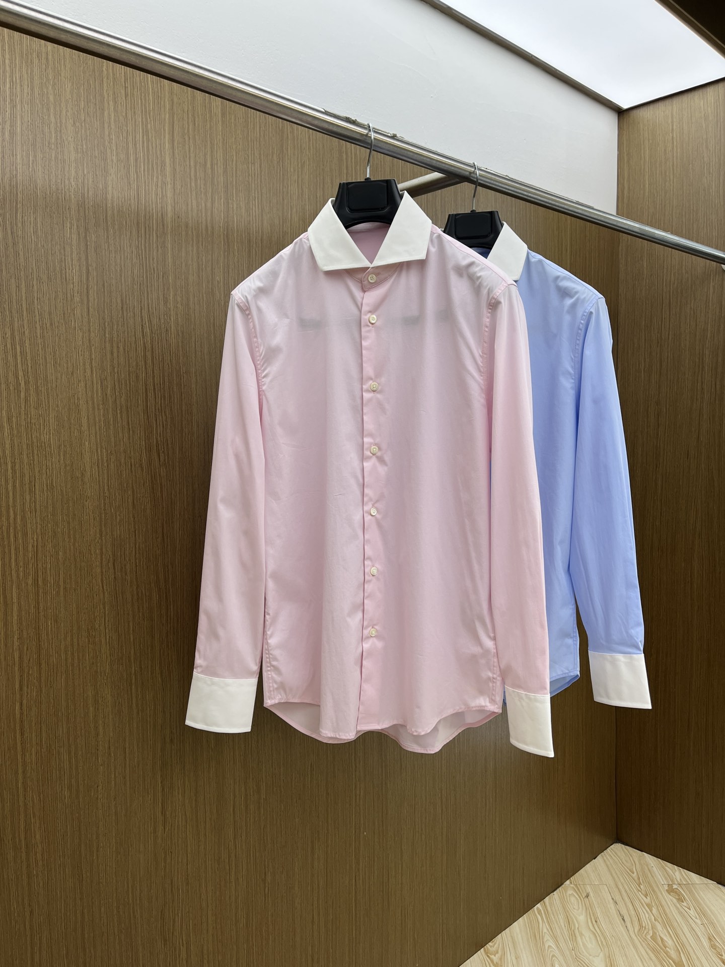 NO:475277,New product PD SS spring and summer new fashionable simple long-sleeved shirt. This lightweight cotton shirt is made of all cotton fabric, with classic and simple design, refreshing tones, and super super colors. The most worth buying item this season, a simple, elegant and exquisite small design, a must-try for fashion and exquisite, and super easy to control!  Simple design style is indispensable, with three-dimensional tailoring, moderate length to modify and beautify the upper body proportions. The A60 is very modern and versatile and malleable in its shape!  Size S-2xl (38-42) Color: Black White, Shirts,alexander wang19860909新品 PD SS春夏新款时尚简约长袖衬衫,本款轻盈棉质衬衣采用全棉质地面料,经典简约设计搭配,清爽色调,颜色超超超超级赞,这一季最值得入手的单品,简约大气又精致的小设计,时髦精必入,超好驾驭！ 简约设计款不可或缺款式,立体剪裁,适中长度修饰美化上身比例,A60造型上极具现代百搭可塑性！ 尺码S-2xl（38-42） 颜色: 黑色 白色,,shirts,alexander wang,Men's clothing