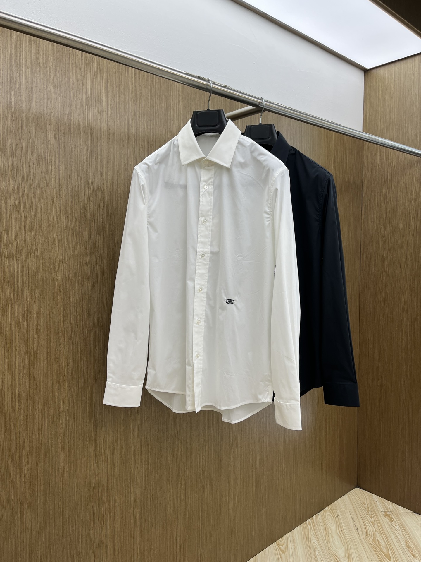 秋冬 Celine 🔥SS春夏新款时尚简约长袖衬衫，本款轻盈棉质衬衣采用全棉质地面料，经典简约设计搭配，