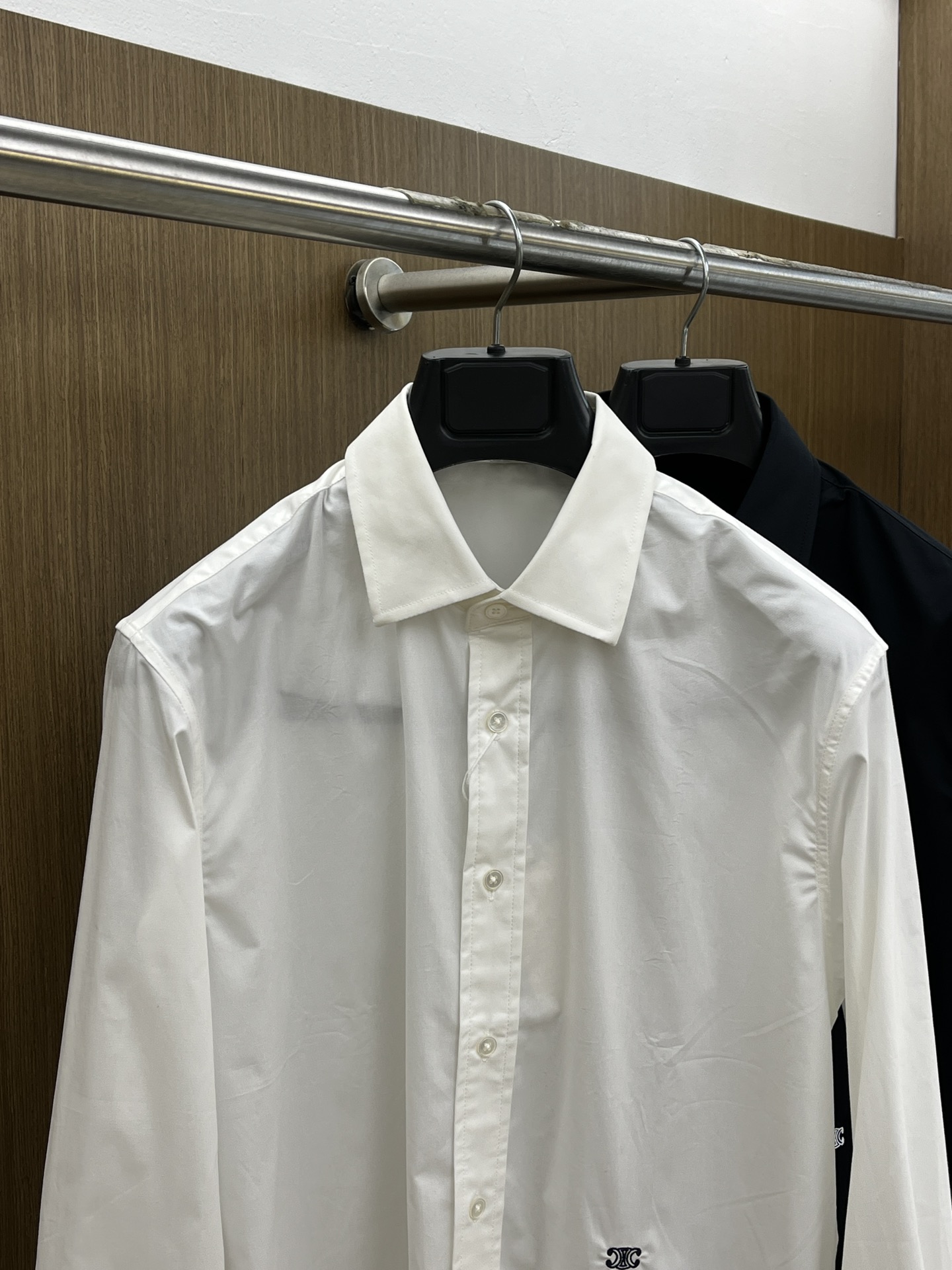 秋冬 Celine 🔥SS春夏新款时尚简约长袖衬衫，本款轻盈棉质衬衣采用全棉质地面料，经典简约设计搭配，