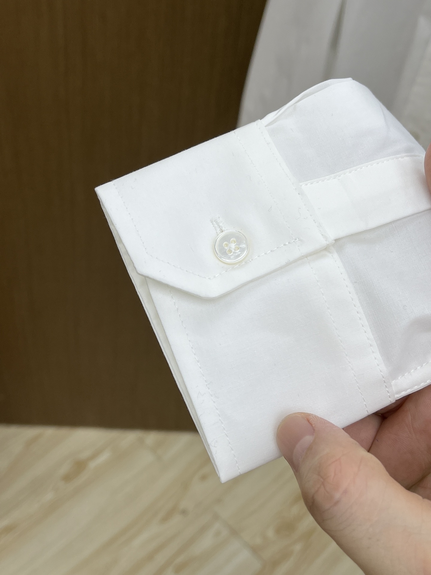 秋冬 Celine 🔥SS春夏新款时尚简约长袖衬衫，本款轻盈棉质衬衣采用全棉质地面料，经典简约设计搭配，