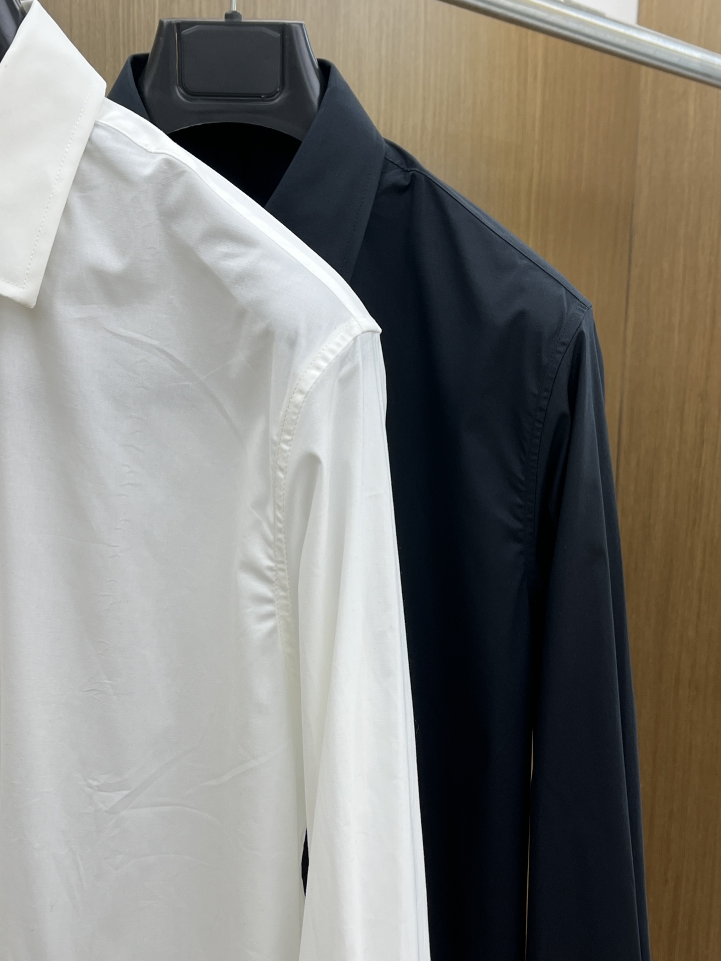 秋冬 Celine 🔥SS春夏新款时尚简约长袖衬衫，本款轻盈棉质衬衣采用全棉质地面料，经典简约设计搭配，