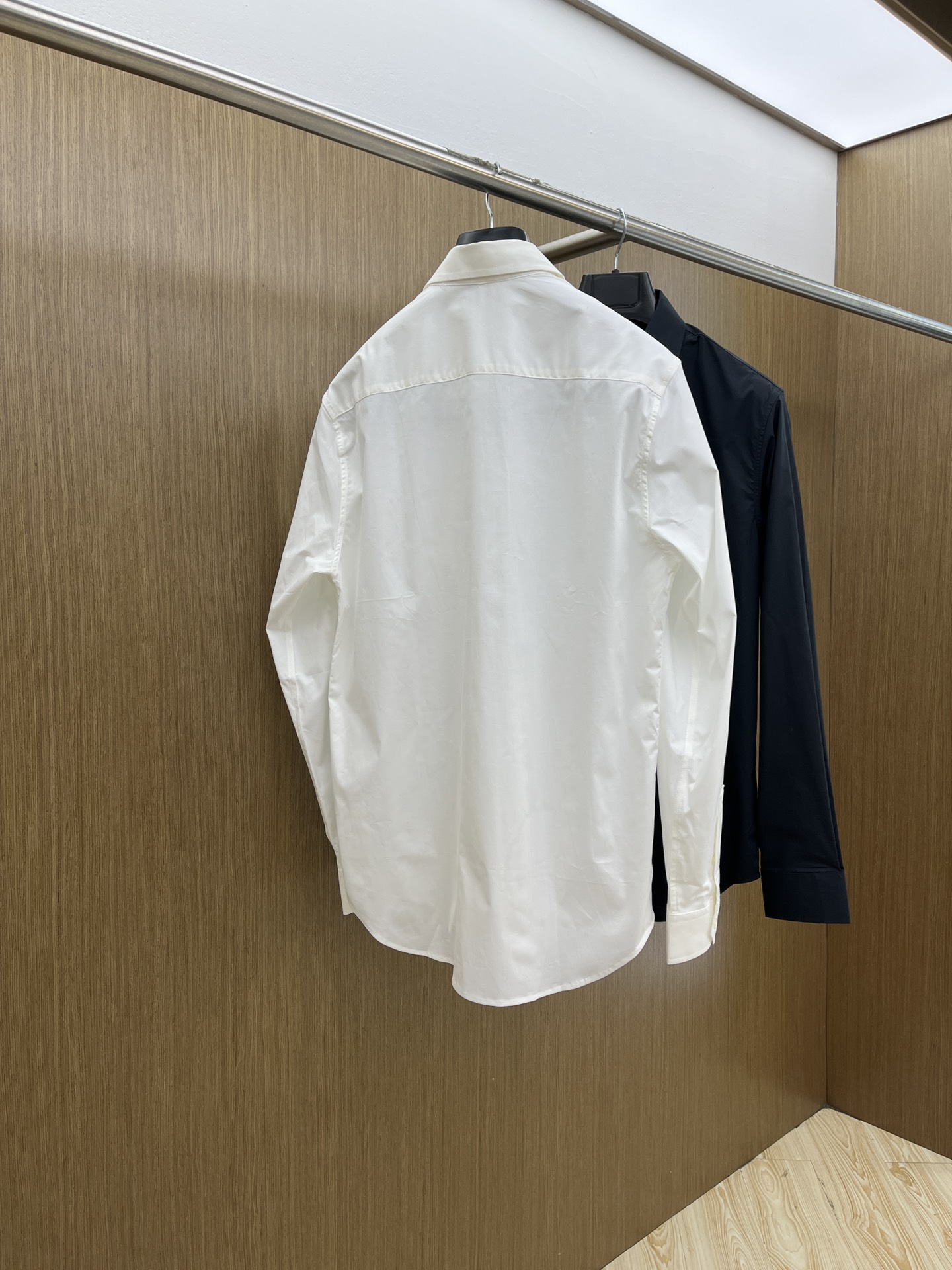 秋冬 Celine 🔥SS春夏新款时尚简约长袖衬衫，本款轻盈棉质衬衣采用全棉质地面料，经典简约设计搭配，