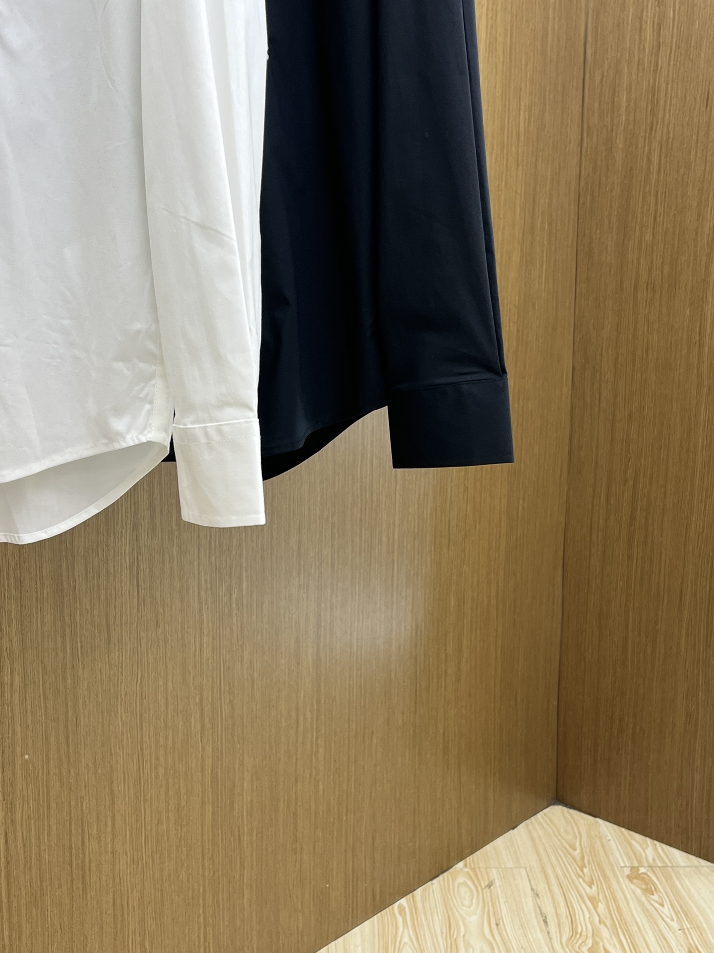 秋冬 Celine 🔥SS春夏新款时尚简约长袖衬衫，本款轻盈棉质衬衣采用全棉质地面料，经典简约设计搭配，