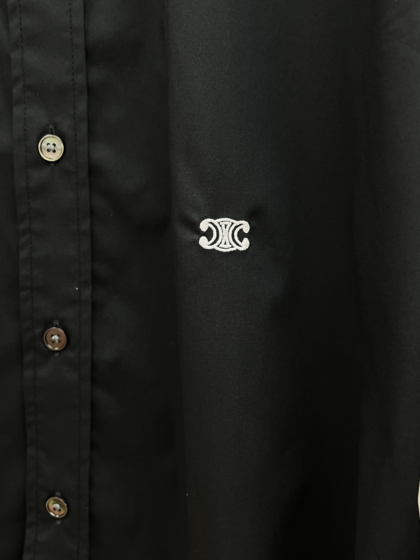 秋冬 Celine 🔥SS春夏新款时尚简约长袖衬衫，本款轻盈棉质衬衣采用全棉质地面料，经典简约设计搭配，