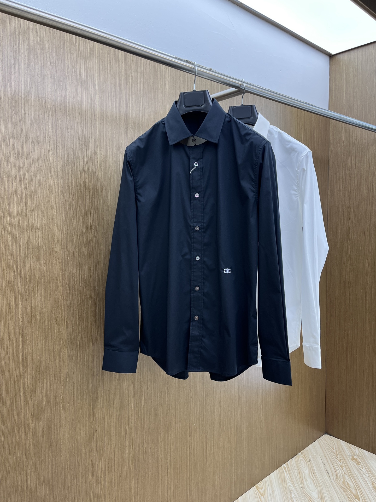 NO:475283,New product Celine SS spring and summer new fashionable simple long-sleeved shirt. This lightweight cotton shirt is made of all-cotton fabric, with classic and simple design, refreshing tones, and super super colors. The most worth buying item this season is simple, elegant and exquisite small design, fashionable and exquisite, and super easy to control!  Simple design style is indispensable, with three-dimensional tailoring, moderate length to modify and beautify the upper body proportions. The A60 is very modern and versatile and malleable in its shape!  Size S-2xl (38-42) Color: Black White, Celine, Shirts, Alexander wang19860909新品 Celine SS春夏新款时尚简约长袖衬衫,本款轻盈棉质衬衣采用全棉质地面料,经典简约设计搭配,清爽色调,颜色超超超超级赞,这一季最值得入手的单品,简约大气又精致的小设计,时髦精必入,超好驾驭！ 简约设计款不可或缺款式,立体剪裁,适中长度修饰美化上身比例,A60造型上极具现代百搭可塑性！ 尺码S-2xl（38-42） 颜色: 黑色 白色,,celine,shirts,alexander wang,Men's clothing