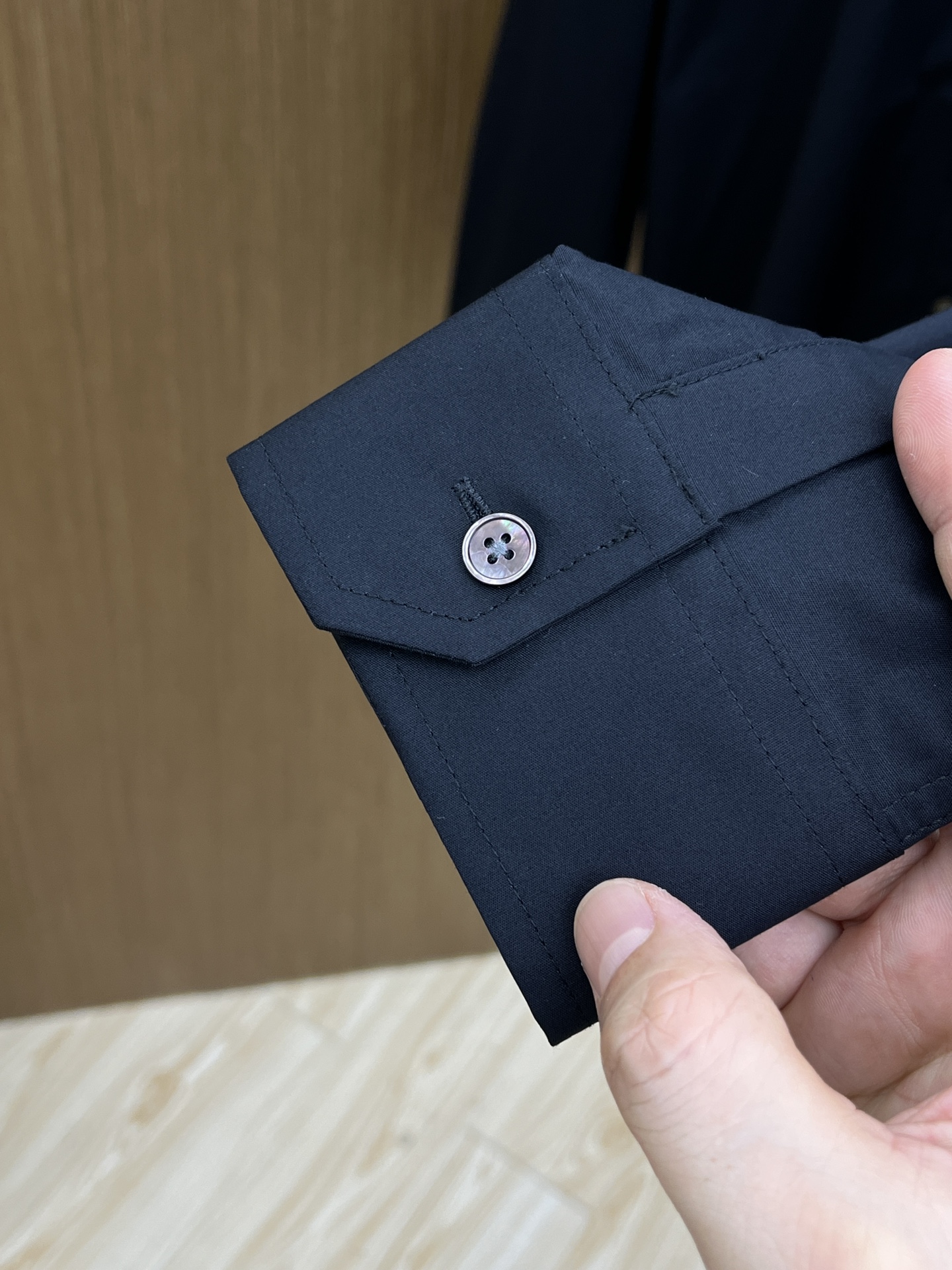 秋冬 Celine 🔥SS春夏新款时尚简约长袖衬衫，本款轻盈棉质衬衣采用全棉质地面料，经典简约设计搭配，