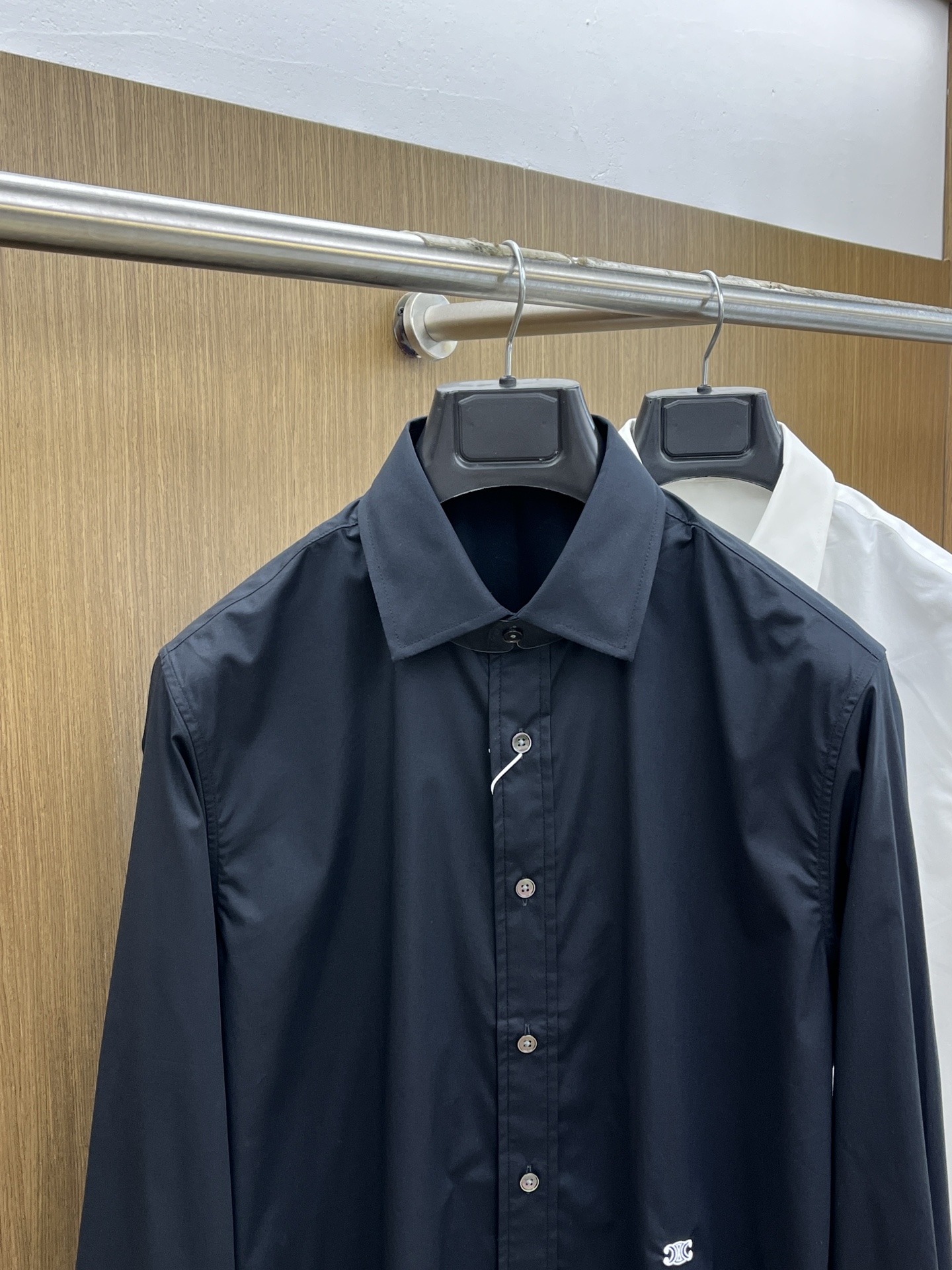 秋冬 Celine 🔥SS春夏新款时尚简约长袖衬衫，本款轻盈棉质衬衣采用全棉质地面料，经典简约设计搭配，