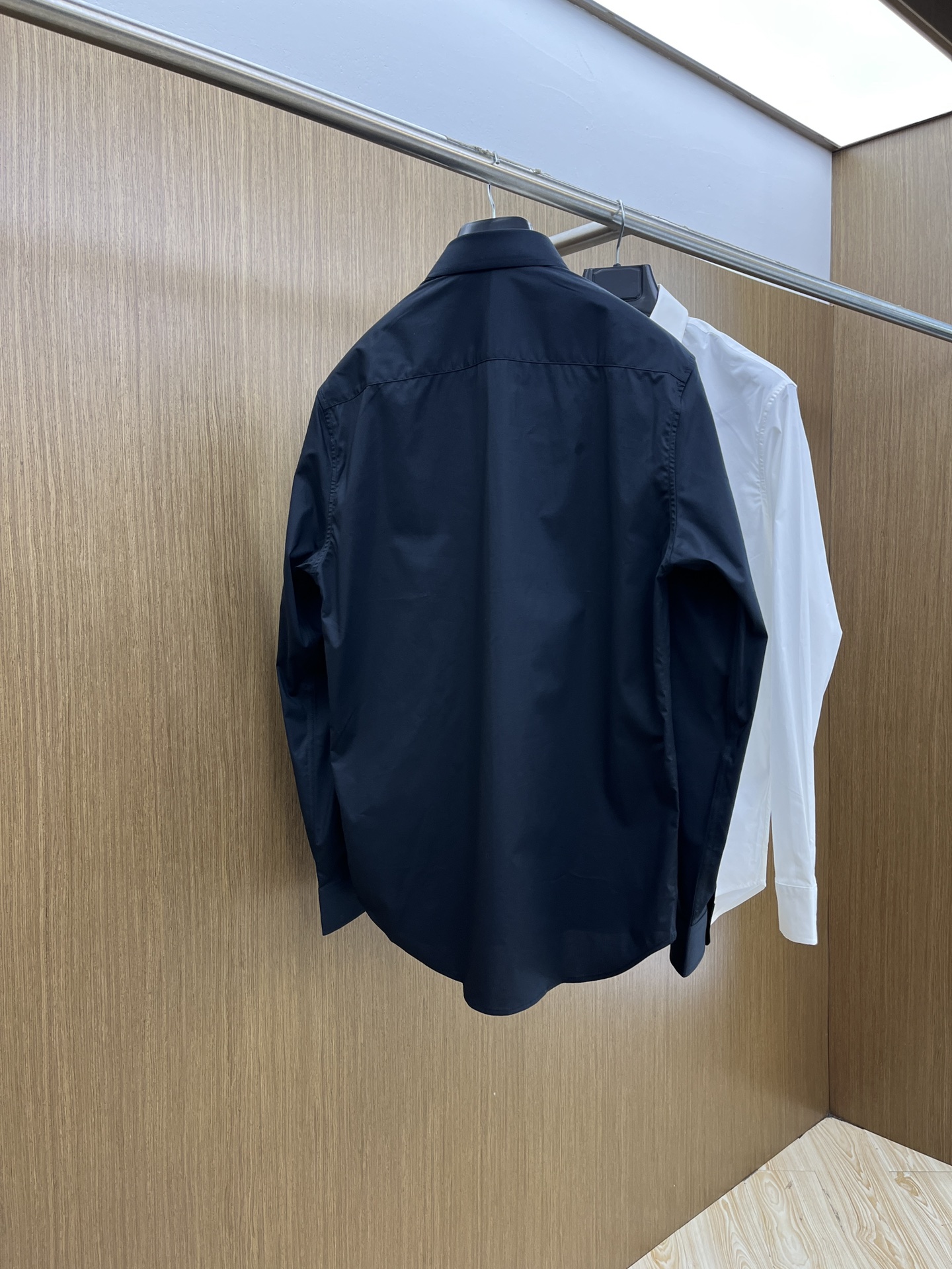 秋冬 Celine 🔥SS春夏新款时尚简约长袖衬衫，本款轻盈棉质衬衣采用全棉质地面料，经典简约设计搭配，