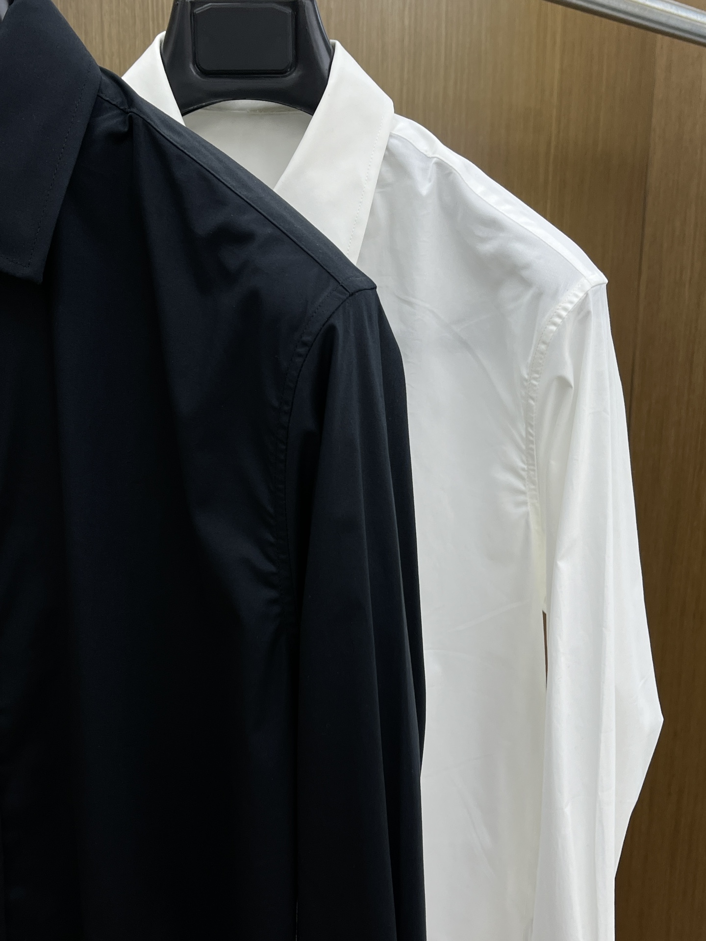 秋冬 Celine 🔥SS春夏新款时尚简约长袖衬衫，本款轻盈棉质衬衣采用全棉质地面料，经典简约设计搭配，