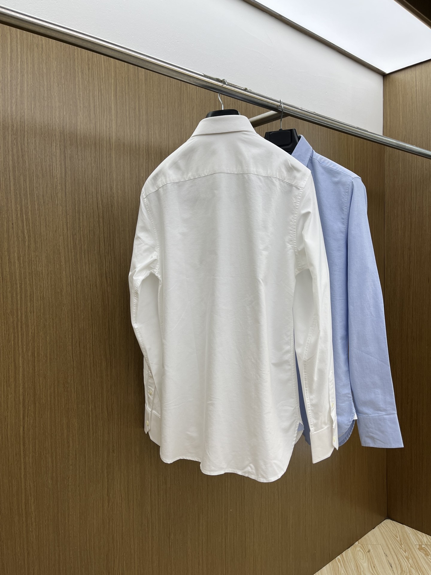 秋冬 Zz 🔥SS春夏新款时尚简约长袖衬衫，本款轻盈棉质衬衣采用全棉牛津纺面料，经典简约设计搭配，清爽色