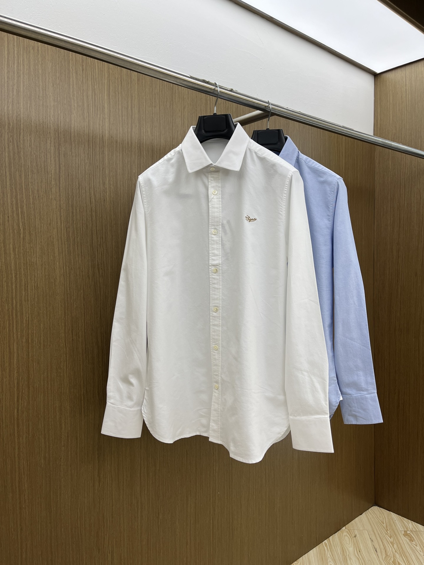 NO:475290,New product Zz SS spring and summer new fashionable simple long-sleeved shirt. This lightweight cotton shirt is made of all-cotton Oxford fabric, with classic and simple design, refreshing tones, and super super colors. The most worth buying item this season, a simple, elegant and exquisite small design, a must-try for fashion and exquisite, and super easy to control!  Simple design style is indispensable, with three-dimensional tailoring, moderate length to modify and beautify the upper body proportions. The A60 is very modern and versatile and malleable in its shape!  Size S-2xl (38-42) Color: Sky blue White, Shirts, Alexander wang19860909新品 Zz SS春夏新款时尚简约长袖衬衫,本款轻盈棉质衬衣采用全棉牛津纺面料,经典简约设计搭配,清爽色调,颜色超超超超级赞,这一季最值得入手的单品,简约大气又精致的小设计,时髦精必入,超好驾驭！ 简约设计款不可或缺款式,立体剪裁,适中长度修饰美化上身比例,A60造型上极具现代百搭可塑性！ 尺码S-2xl（38-42） 颜色: 天蓝色 白色,,shirts,alexander wang,Men's clothing