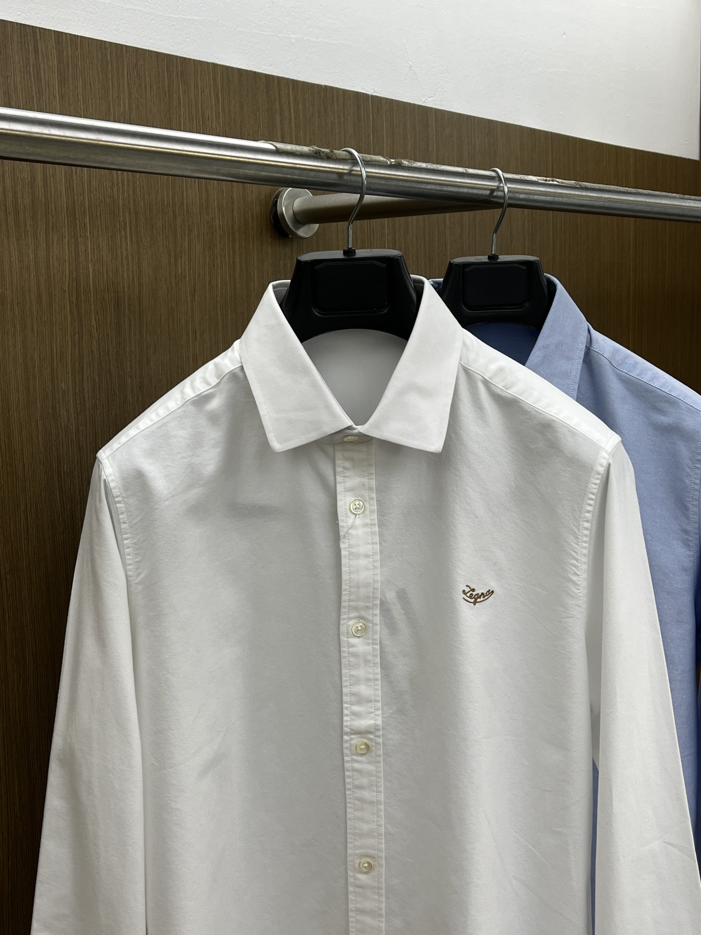 秋冬 Zz 🔥SS春夏新款时尚简约长袖衬衫，本款轻盈棉质衬衣采用全棉牛津纺面料，经典简约设计搭配，清爽色