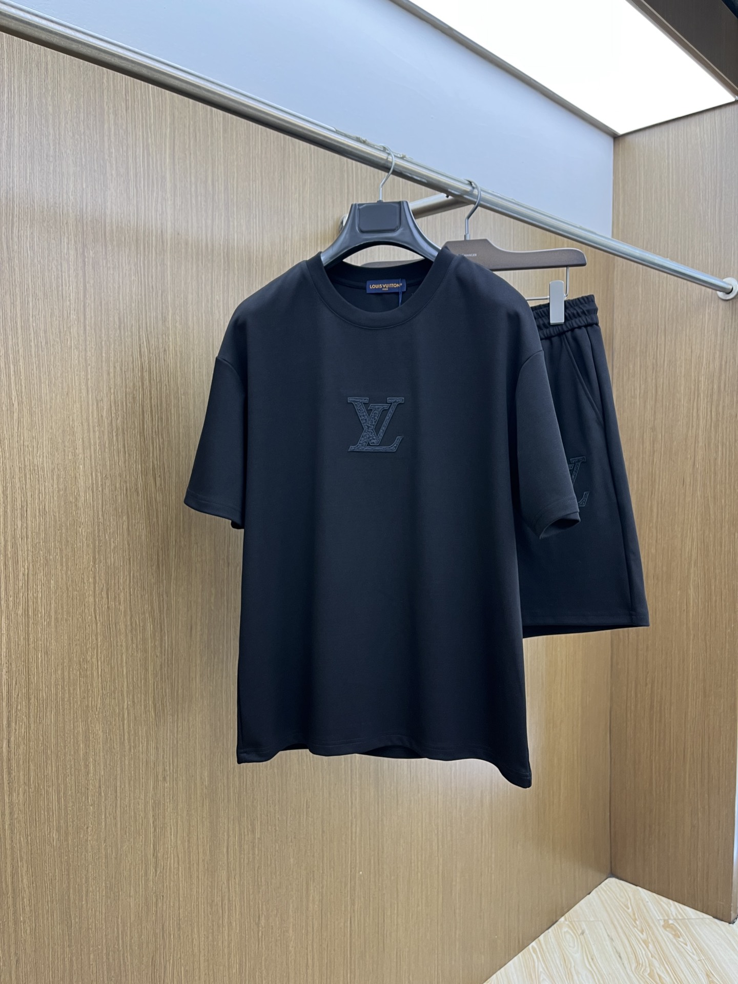 NO:472879,Hot products/set LV high-end customization 2025 spring and summer new first-time counter latest short-sleeved shorts casual set High-end customization Avant-garde and fashionable design!  Brand logo heavy craftsmanship design, high-end customized pure cotton fabric, soft feel, comfortable to wear, exquisite counter-level car line, fine workmanship, invincible and handsome upper body effect!  FLS must-have items for men!  Color black code number M-3XL, louis vuitton, shorts, T-shirt, alexander wang19860909爆款 /套 LV 高端定制 2025春夏新款首发专柜最新款短袖短裤休闲套装 高端订制 设计前卫时尚！品牌logo重工艺设计 高端定制纯棉面料.手感柔软.穿着舒适.专柜级别精致车线.做工精细.上身效果无敌帅气！fls型男必备单品！ 颜色黑色 码数M-3XL,,louis vuitton,shorts,T-shirt,alexander wang,Men's clothing