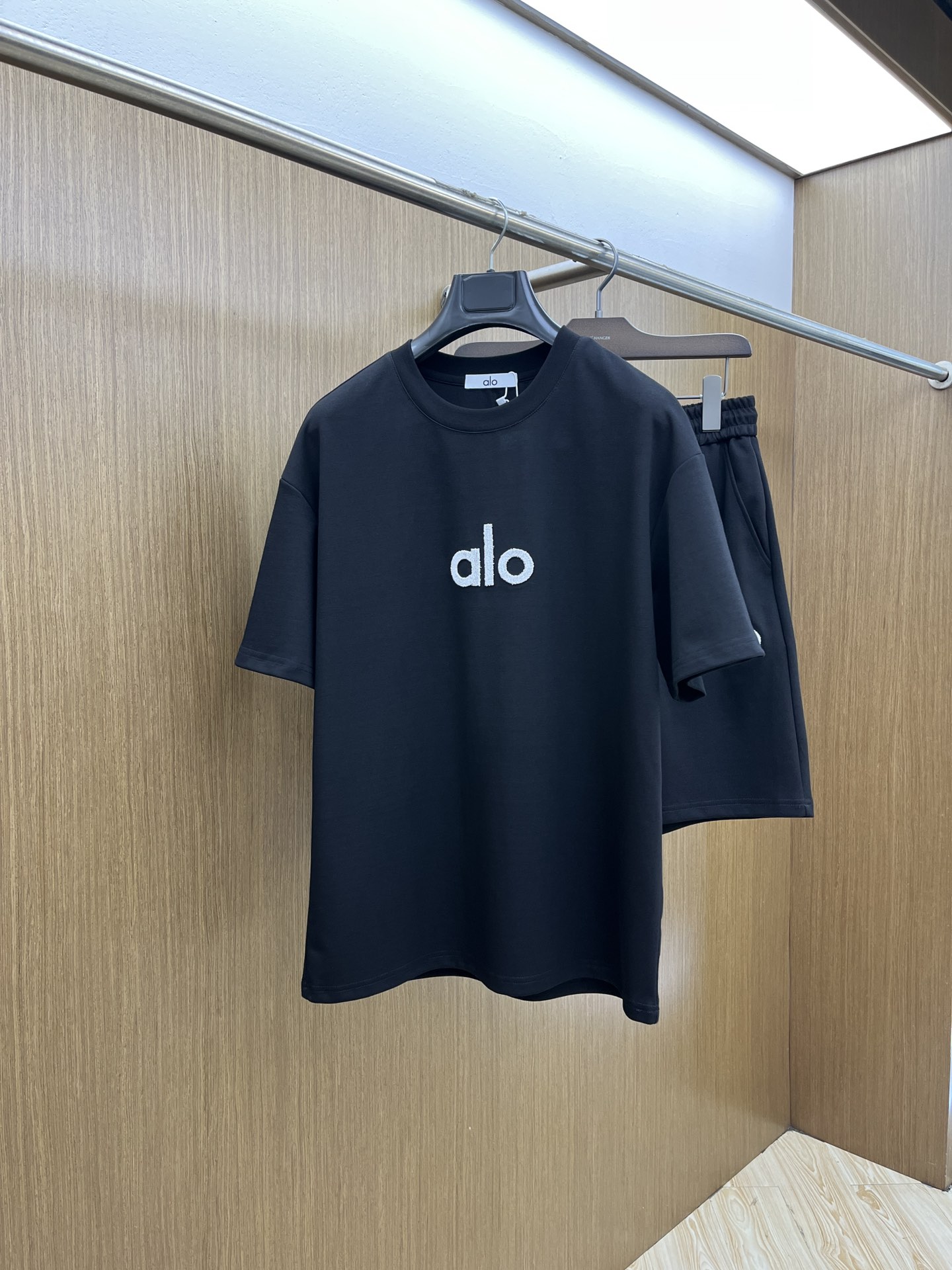 NO:472884,Hot products/set ALO high-end customization 2025 spring and summer new first-time counter latest short-sleeved shorts casual set High-end customization Avant-garde and fashionable design!  Brand logo heavy craftsmanship design, high-end customized pure cotton fabric, soft feel, comfortable to wear, exquisite counter-level car line, fine workmanship, invincible and handsome upper body effect!  FLS must-have items for men!  Color black code number M-3XL, shorts, T-shirt, alexander wang19860909爆款 /套 ALO高端定制 2025春夏新款首发专柜最新款短袖短裤休闲套装 高端订制 设计前卫时尚！品牌logo重工艺设计 高端定制纯棉面料.手感柔软.穿着舒适.专柜级别精致车线.做工精细.上身效果无敌帅气！fls型男必备单品！ 颜色黑色 码数M-3XL,,shorts,T-shirt,alexander wang,Men's clothing