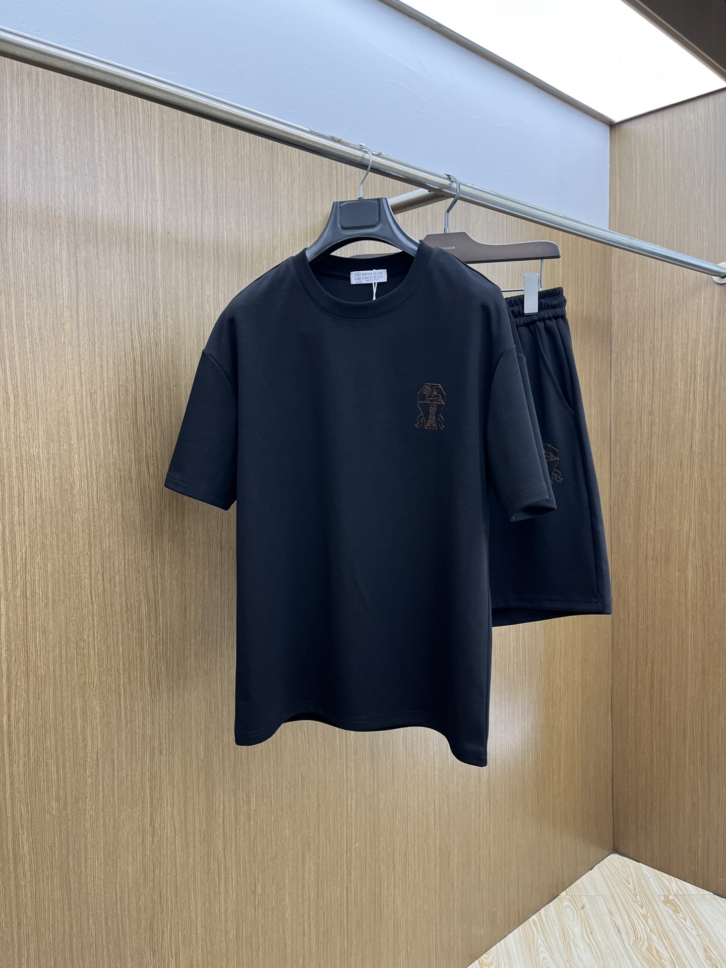 NO:472856,Hot products/sets BC high-end customization 2025 spring and summer new first-time counter latest short-sleeved shorts casual set High-end customization Design avant-garde and fashionable!  Brand logo heavy craftsmanship design, high-end customized pure cotton fabric, soft feel, comfortable to wear, exquisite counter-level car line, fine workmanship, invincible and handsome upper body effect!  FLS must-have items for men!  Color black code number M-3XL, shorts, T-shirt, alexander wang19860909爆款 /套 BC 高端定制 2025春夏新款首发专柜最新款短袖短裤休闲套装 高端订制 设计前卫时尚！品牌logo重工艺设计 高端定制纯棉面料.手感柔软.穿着舒适.专柜级别精致车线.做工精细.上身效果无敌帅气！fls型男必备单品！ 颜色黑色 码数M-3XL,,shorts,T-shirt,alexander wang,Men's clothing