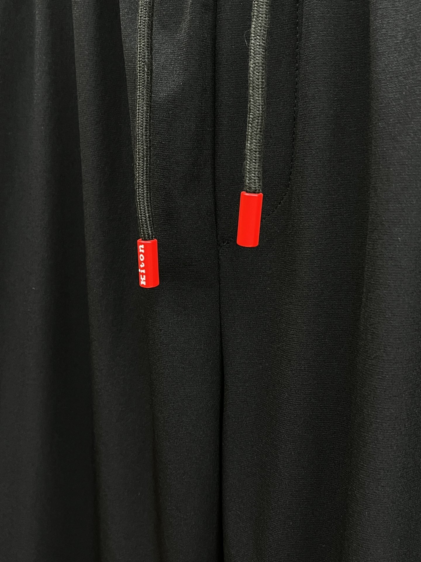 新品 Kiton 🔥🔥春夏新品休闲裤，裤身工艺设计，进口客供辅料、面料定制，代工厂出品免检！每个细节做到