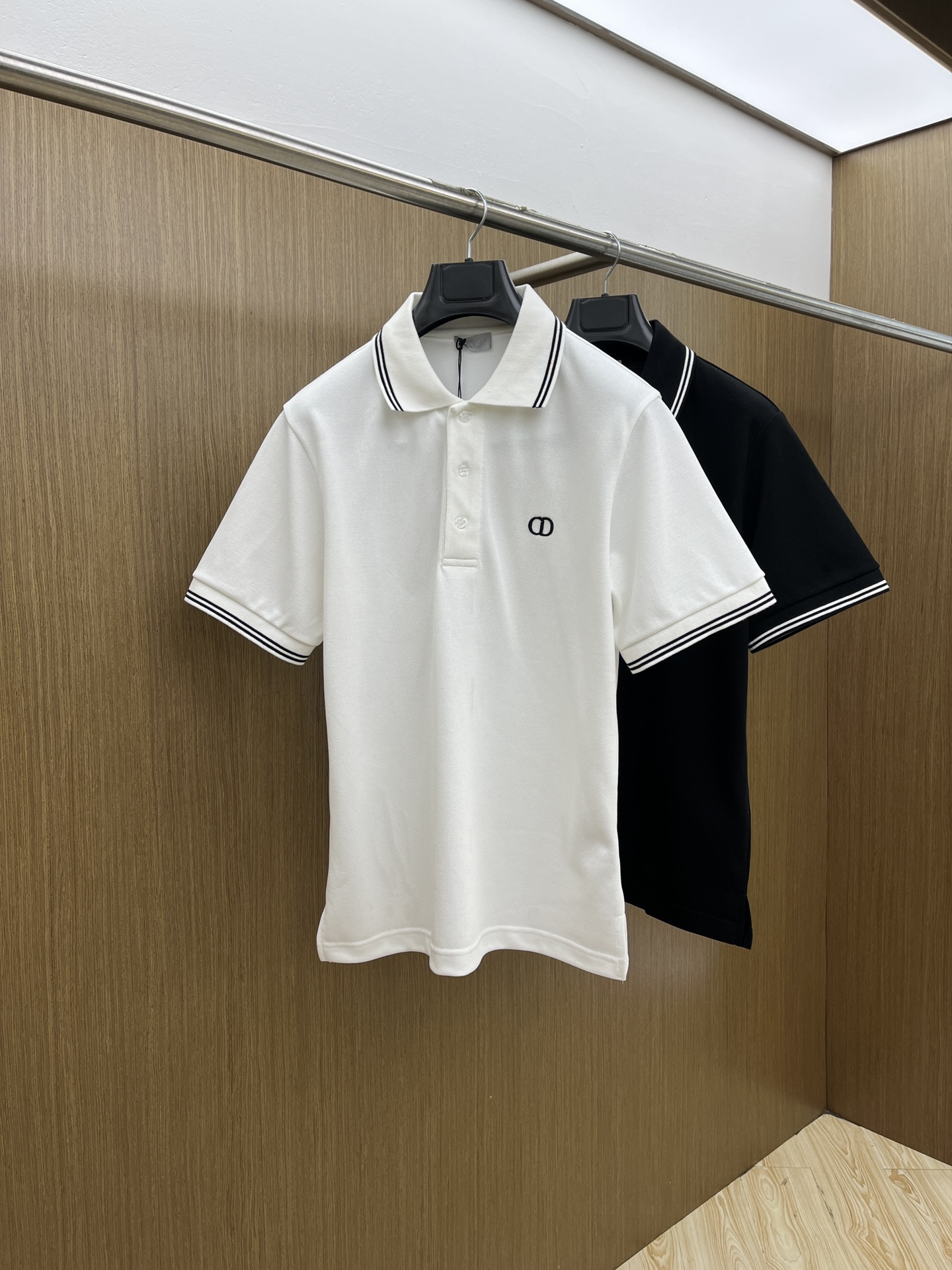 NO:425463,Dior 2025 new CD exquisite small logo embroidered summer mercerized bead floor cotton men's short-sleeved polo shirt This CD Icon Polo shirt is a new product in the 2025 summer men's clothing series, and is carefully crafted from cotton bead floor cloth, with CD Icon logo on the chest, and contrasting strip patterns on the collar and cuffs. Slim-fitting, GZ can be matched with tailored trousers to create an elegant sporty silhouette. Color black and white Size S-XXL,,dior,dior,T-shirt,alexander wang19860909Dior迪奥2025新款CD精美小logo刺绣夏季丝光珠地棉男士短袖polo衫 这款 CD Icon Polo 衫是二零二五夏季男装系列新品,休闲经典.采用棉质珠地布精心制作,胸前饰以 CD Icon 标志,衣领和袖口饰以对比鲜明的条形图案.修身剪裁,GZ 可与精裁长裤搭配,打造优雅的运动风格廓形. 颜色黑色 白色 尺码S-XXL,,dior,dior,T-shirt,alexander wang,Men's clothing