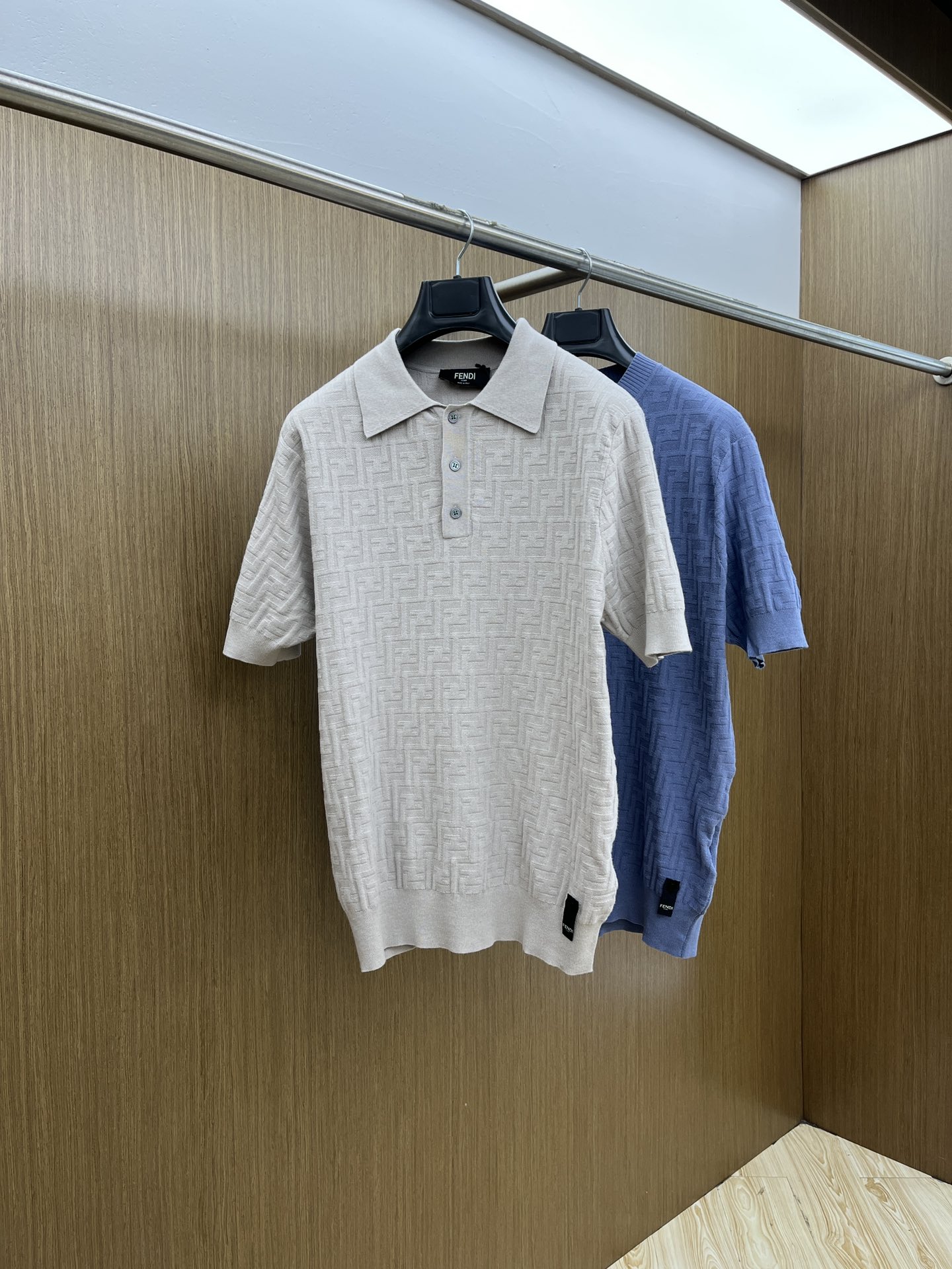 NO:425468,FENDI/Fendi 2025 new POL0 jacquard knitted short-sleeved T-shirt top Fendi light gray knitted Polo, with a slack and noble feeling, full of FF dark patterns, low-key hidden brand DNA polo neat collar, soft knitted fabric, business casual switching without pressure, daily wear trousers and denim are excellent, GZ can easily wear high-end texture, fashionable people must-have items #Fendi #Polo shirt #Men's outfit #High-end color beige gray Size S-XXL,,fendi,fendi,T-shirt,tees,t-shirt,alexander wang19860909FENDI/芬迪 2025新款POL0题提花针织短袖T恤上衣 Fendi 浅灰针织Polo,自带松弛贵气感 满身 FF 暗纹,低调藏着品牌 DNA polo 领利落,针织面料又柔,商务休闲切换无压力 日常搭西裤、牛仔都很绝,GZ轻松穿出高阶质感,时髦人必入单品 #Fendi #Polo衫 #男士穿搭 #高级感 颜色米灰色 尺码S-XXL,,fendi,fendi,T-shirt,tees，t-shirt,alexander wang,Men's clothing