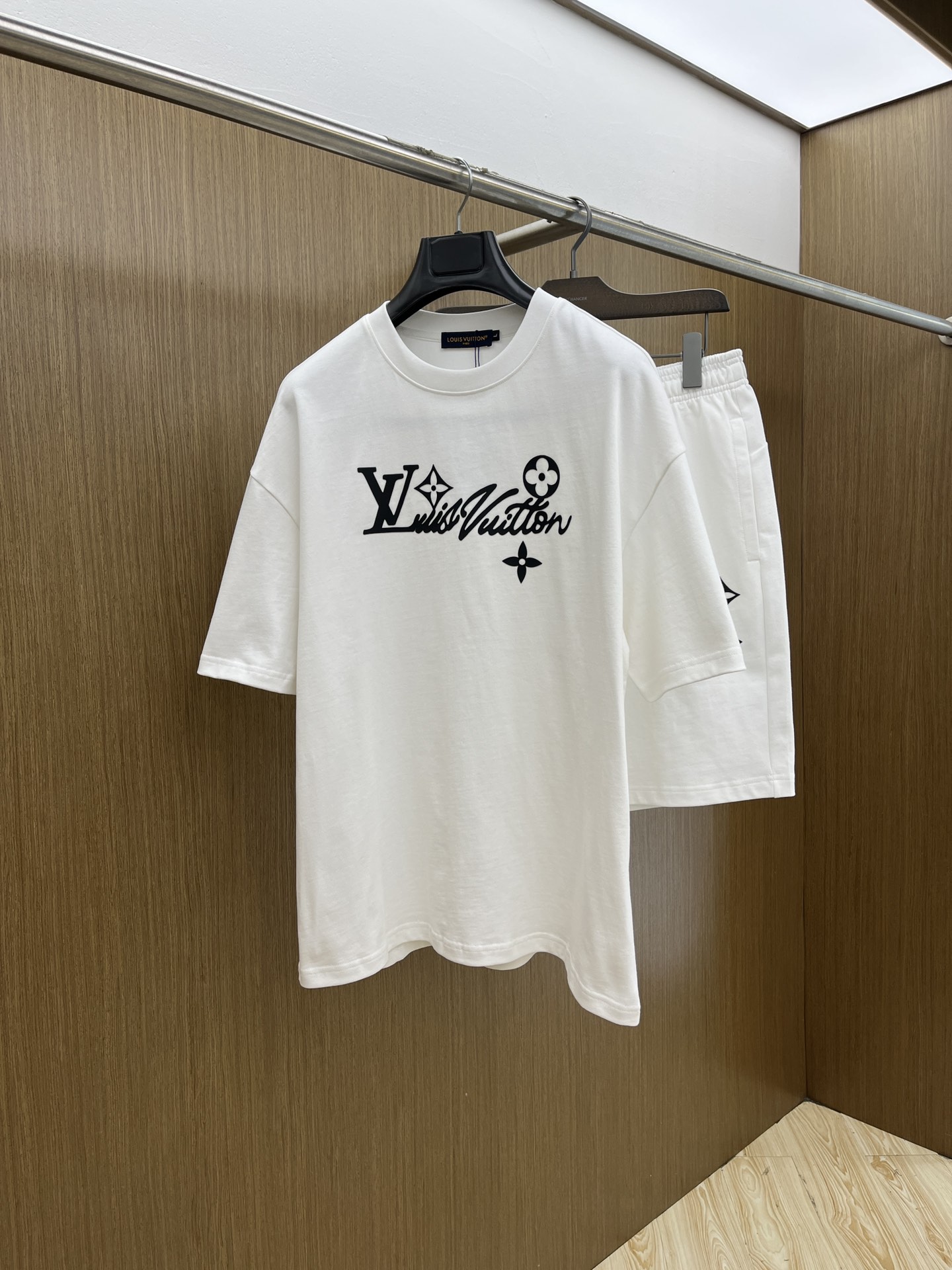 新款/套 LV 🔥🔥2045春夏最新款休闲短裤短袖套装，男女款👫 贸易公司渠道稀出，同步官网发售！基本每