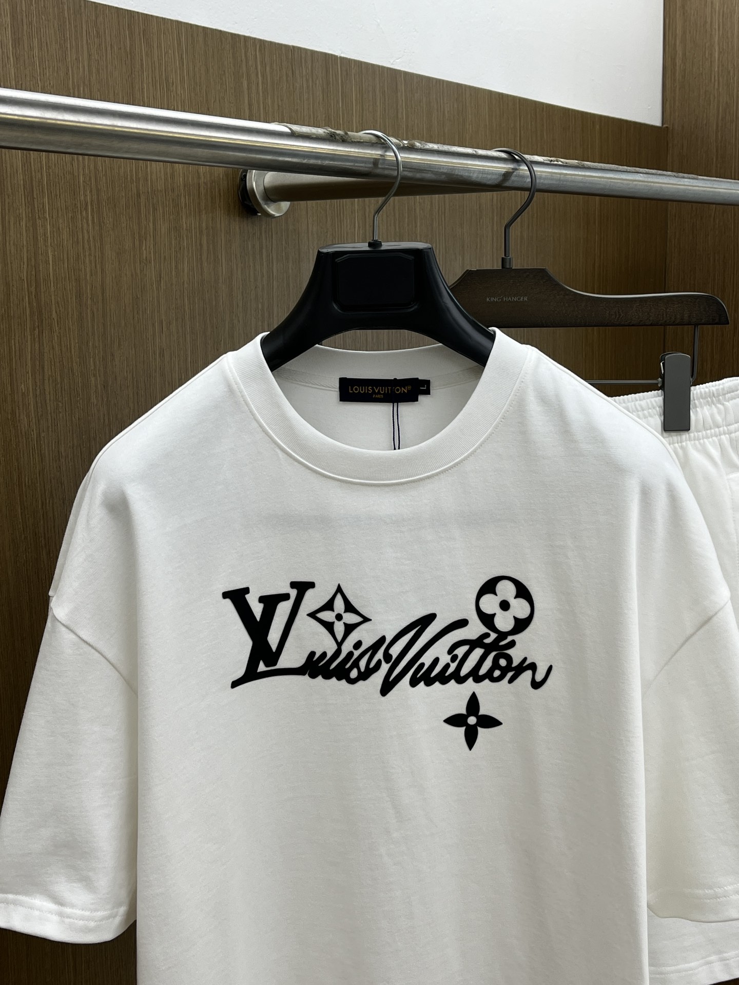 新款/套 LV 🔥🔥2045春夏最新款休闲短裤短袖套装，男女款👫 贸易公司渠道稀出，同步官网发售！基本每