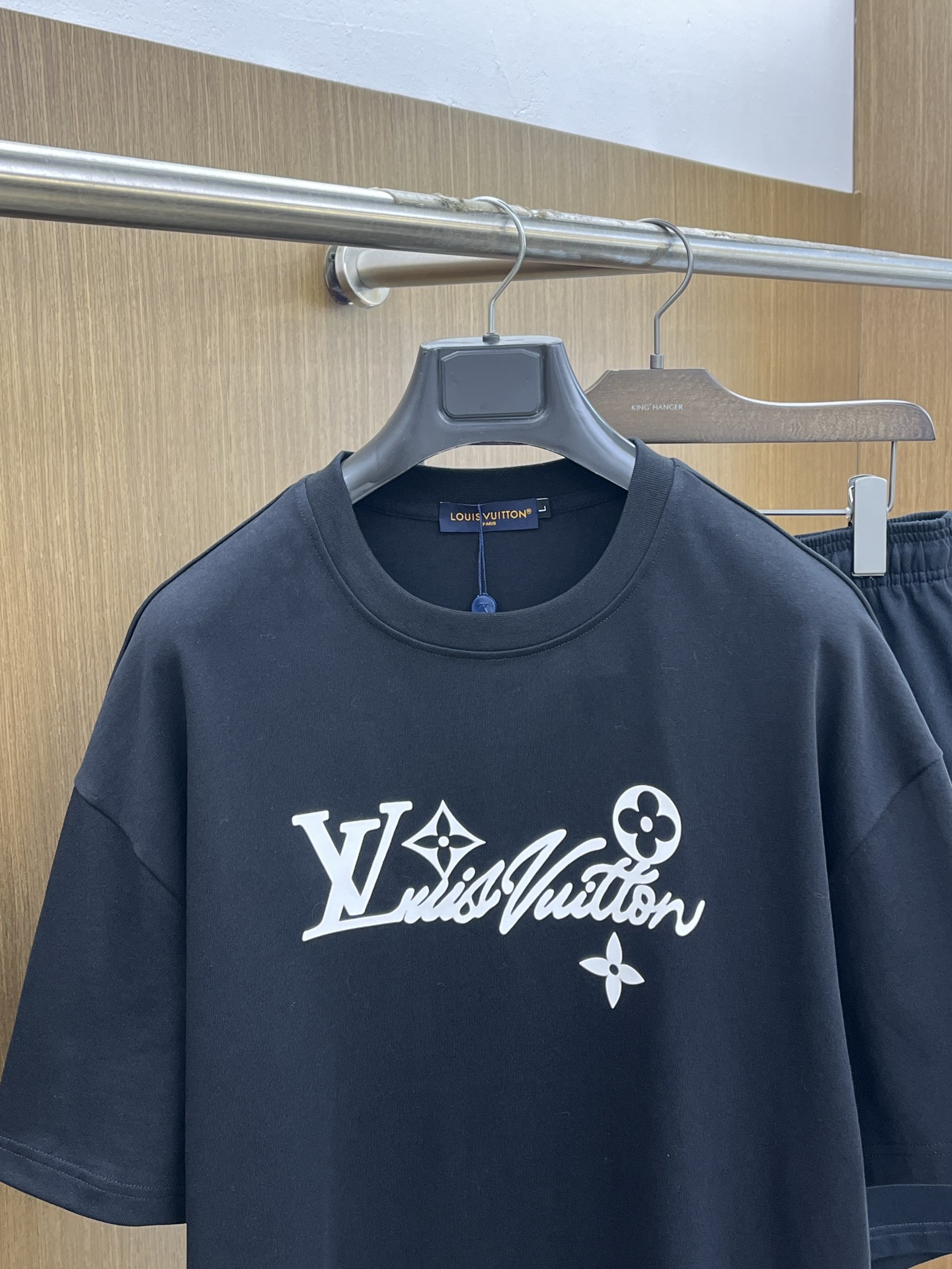 新款/套 LV 🔥🔥2045春夏最新款休闲短裤短袖套装，男女款👫 贸易公司渠道稀出，同步官网发售！基本每