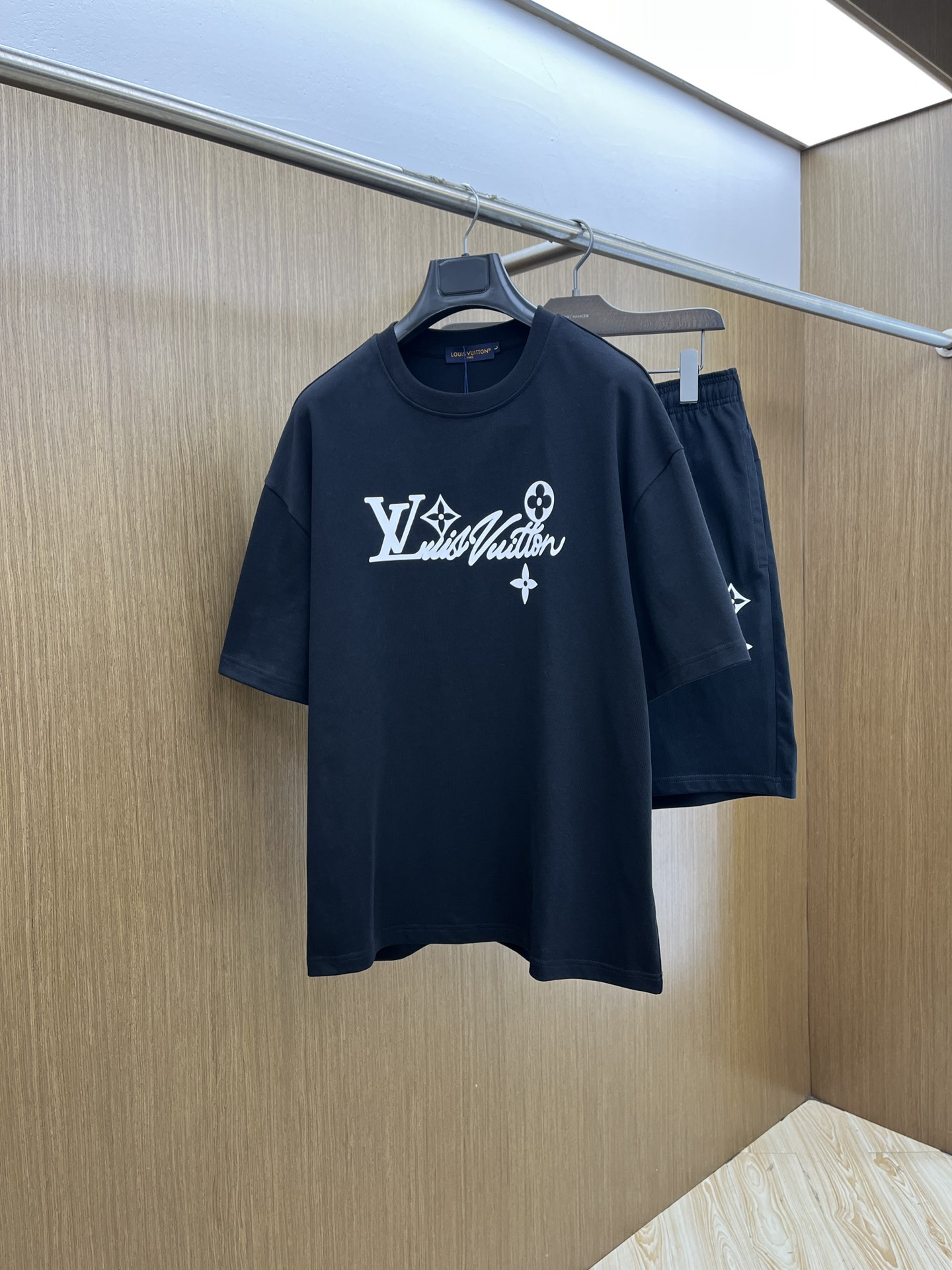 新款/套 LV 🔥🔥2045春夏最新款休闲短裤短袖套装，男女款👫 贸易公司渠道稀出，同步官网发售！基本每