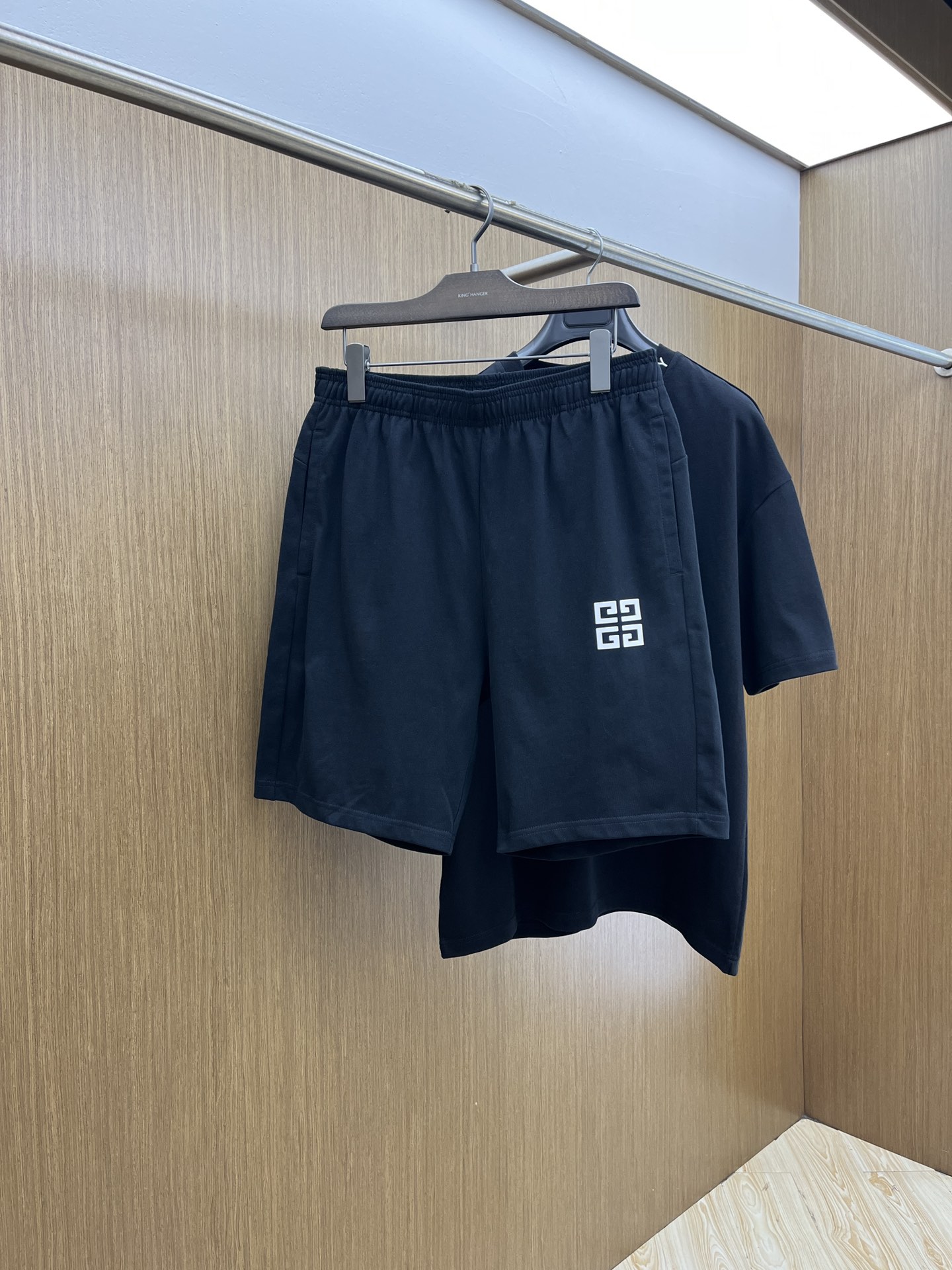 新款/套 Gvc 🔥🔥2045春夏最新款休闲短裤短袖套装，男女款👫 贸易公司渠道稀出，同步官网发售！基本