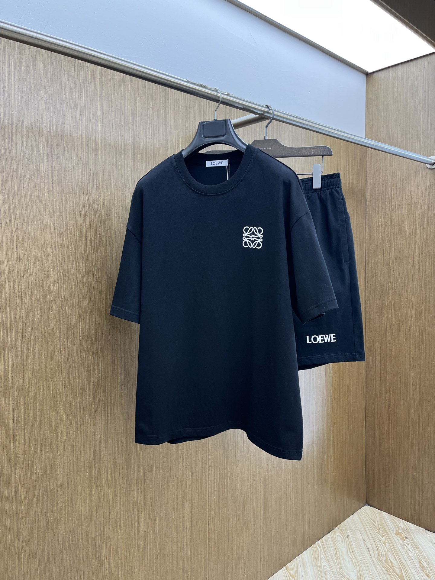 NO:425431,New/set LOE Spring and Summer latest casual shorts short sleeve suit, men and women's trading company channels are available, and it is released on the official website at the same time!  Basically, it will have its back every season, and I look forward to the performances of all trendy men and women!  This model is made of top-grade pure cotton washing water materials!  It is hard to pick on whether it is skin-friendly or breathable when worn in close-fitting!  The upper body looks very white and supports the complexion of the skin!  Loose style cut, fls can easily match your own fashionable and high-end outfits, size M-2XL, loewe, shorts, T-shirt, alexander wang19860909新款/套 LOE 春夏最新款休闲短裤短袖套装,男女款 贸易公司渠道稀出,同步官网发售！基本每一季都会有它的背影所在,期待着所有潮男潮女们的演绎！此款选用客供顶级纯棉洗水材质打造！贴身穿着亲肤感与透气性都无法挑剔！上身非常的显白承托肤色！宽松版型裁剪,fls无论男女皆可轻松搭配出属于自我的时尚高级穿搭 尺码M-2XL,,loewe,shorts,T-shirt,alexander wang,Men's clothing