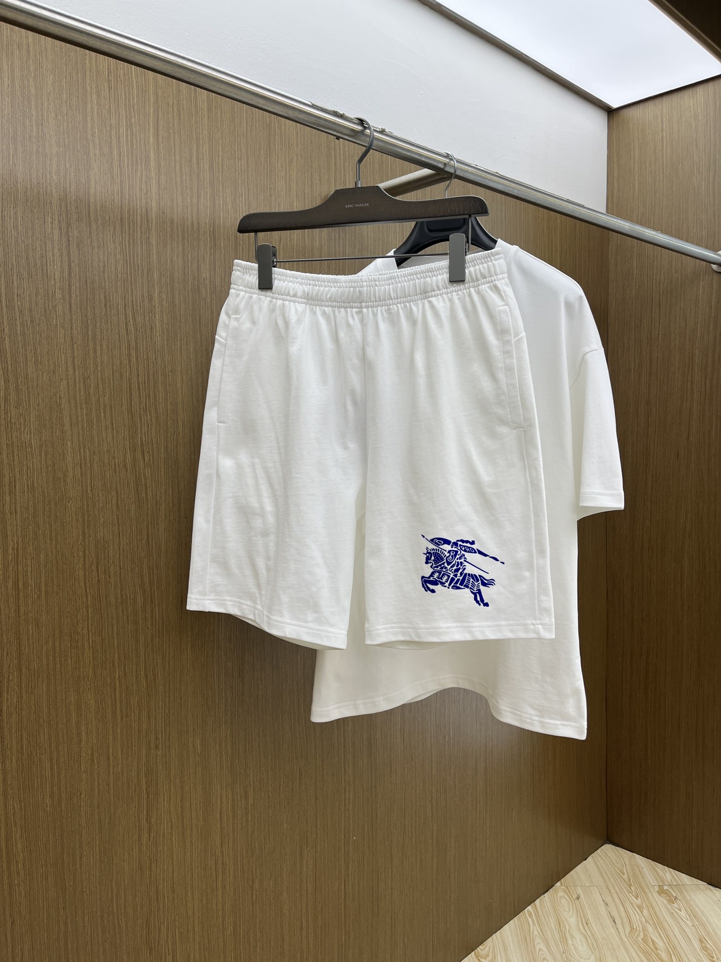 新款/套 BBR 🔥春夏最新款休闲短裤短袖套装，男女款👫 贸易公司渠道稀出，同步官网发售！基本每一季都会