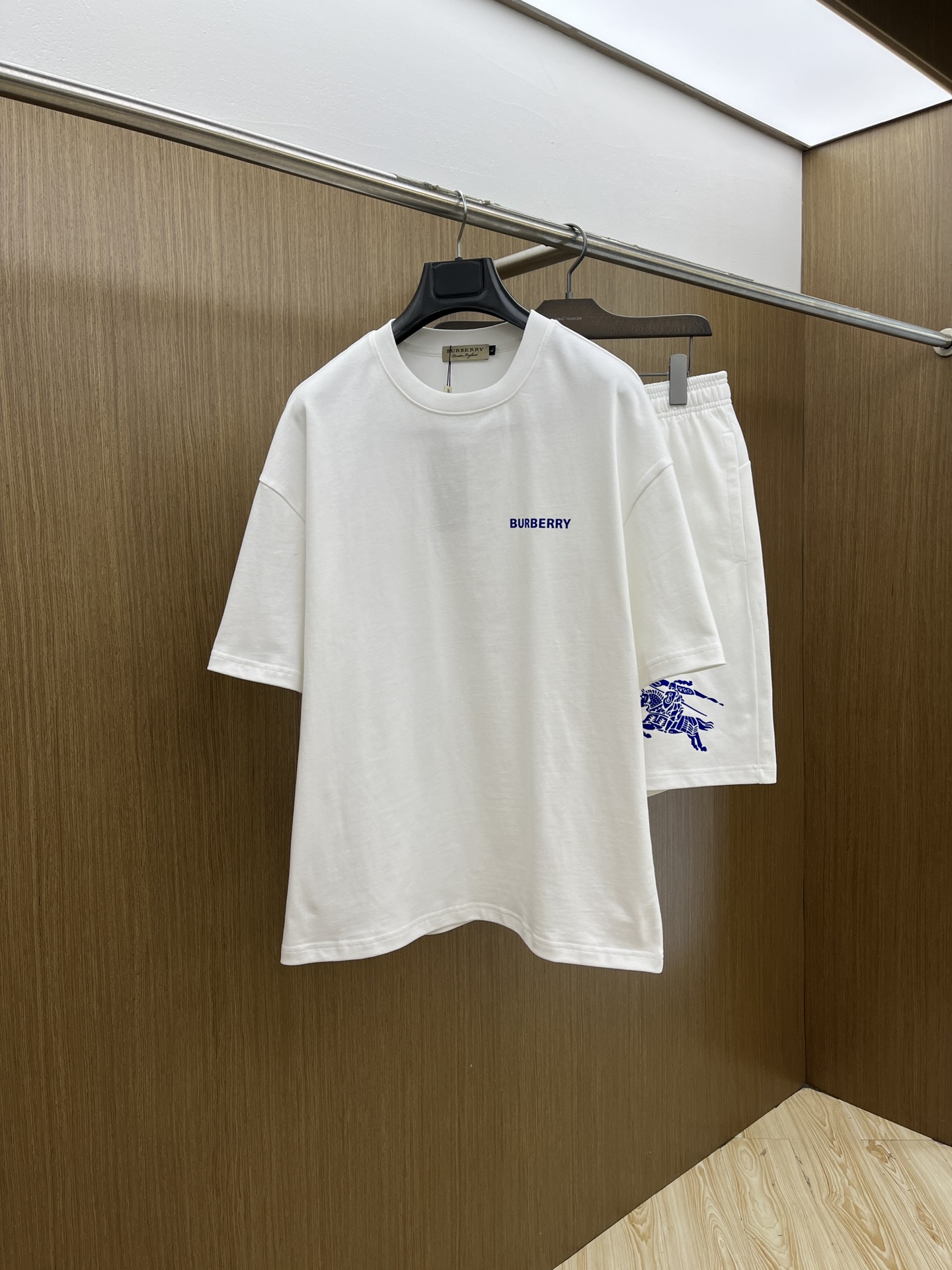 新款/套 BBR 🔥春夏最新款休闲短裤短袖套装，男女款👫 贸易公司渠道稀出，同步官网发售！基本每一季都会