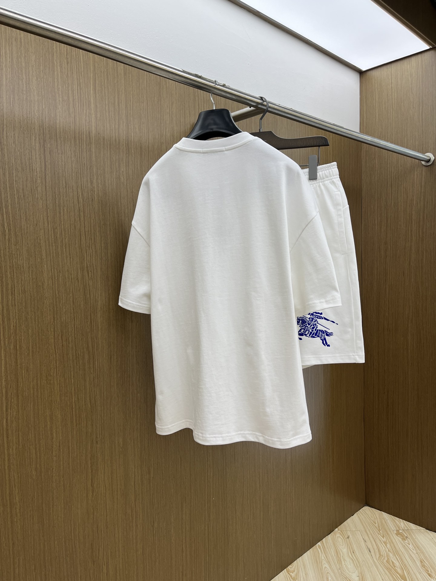 新款/套 BBR 🔥春夏最新款休闲短裤短袖套装，男女款👫 贸易公司渠道稀出，同步官网发售！基本每一季都会