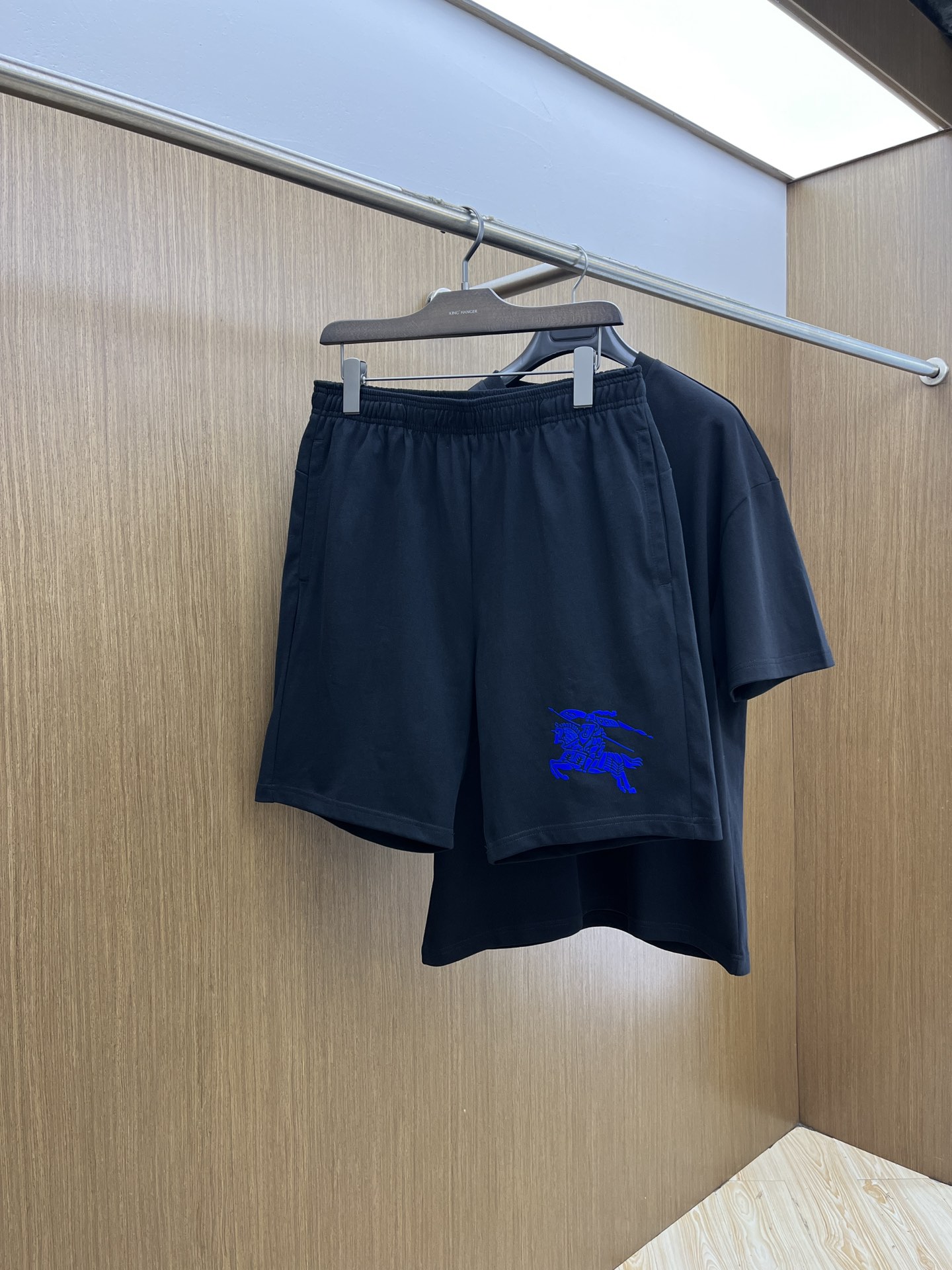 新款/套 BBR 🔥春夏最新款休闲短裤短袖套装，男女款👫 贸易公司渠道稀出，同步官网发售！基本每一季都会