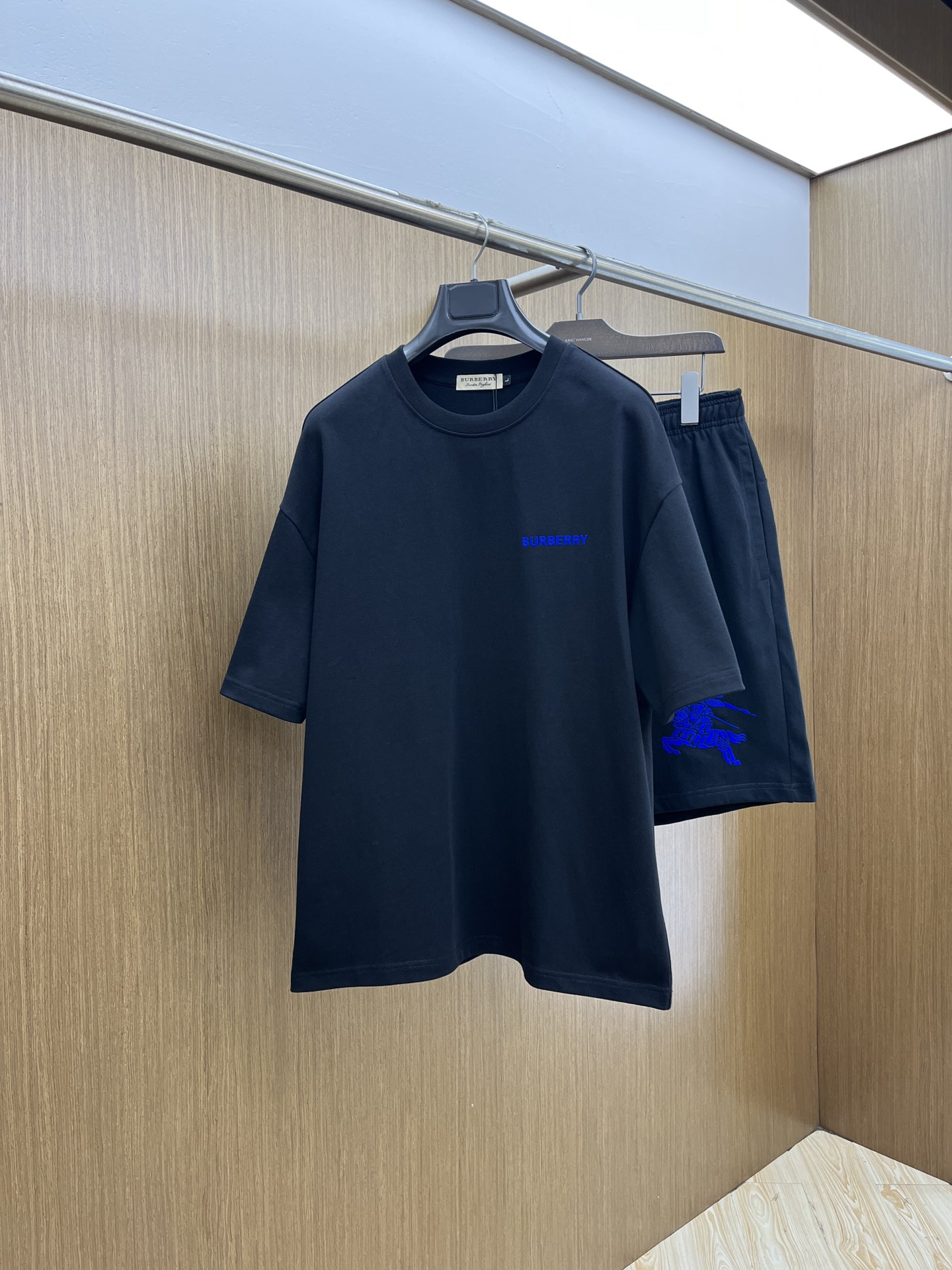 NO:425436,New/set BBR Spring and Summer latest casual shorts short sleeve suit, men and women's styles, with rare channels for trading companies and are available on the official website at the same time!  Basically, it will have its back every season, and I look forward to the performances of all trendy men and women!  This model is made of top-grade pure cotton washing water materials!  It is hard to pick on whether it is skin-friendly or breathable when worn in close-fitting!  The upper body looks very white and supports the complexion of the skin!  Loose style cut, fls can easily match their own fashionable and high-end outfits, size M-2XL, shorts, T-shirt, alexander wang19860909新款/套 BBR 春夏最新款休闲短裤短袖套装,男女款 贸易公司渠道稀出,同步官网发售！基本每一季都会有它的背影所在,期待着所有潮男潮女们的演绎！此款选用客供顶级纯棉洗水材质打造！贴身穿着亲肤感与透气性都无法挑剔！上身非常的显白承托肤色！宽松版型裁剪,fls无论男女皆可轻松搭配出属于自我的时尚高级穿搭 尺码M-2XL,,shorts,T-shirt,alexander wang,Men's clothing