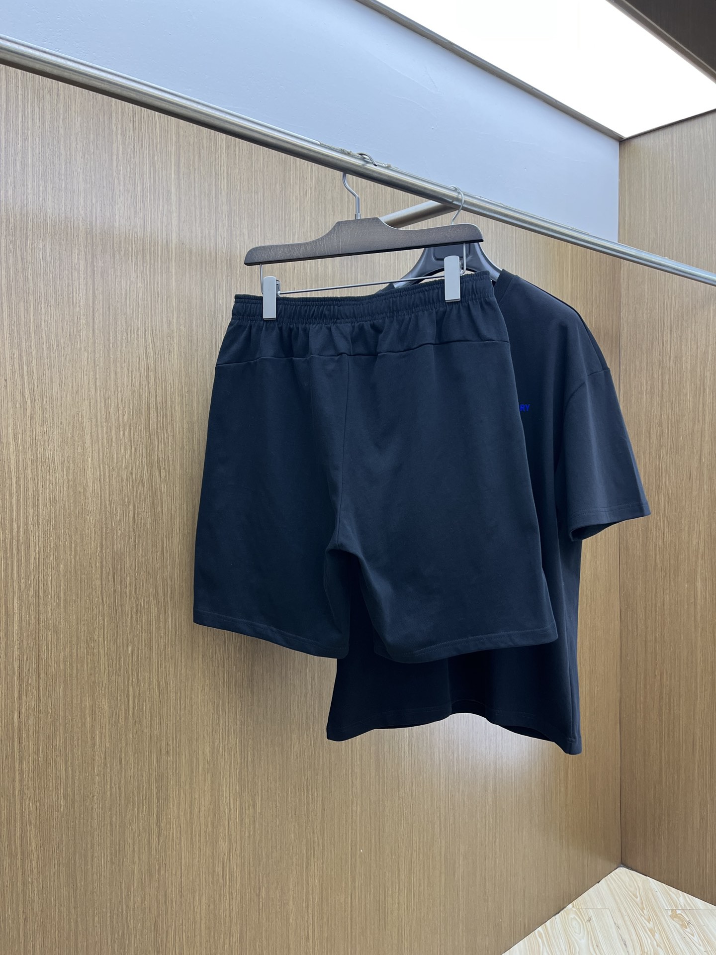 新款/套 BBR 🔥春夏最新款休闲短裤短袖套装，男女款👫 贸易公司渠道稀出，同步官网发售！基本每一季都会