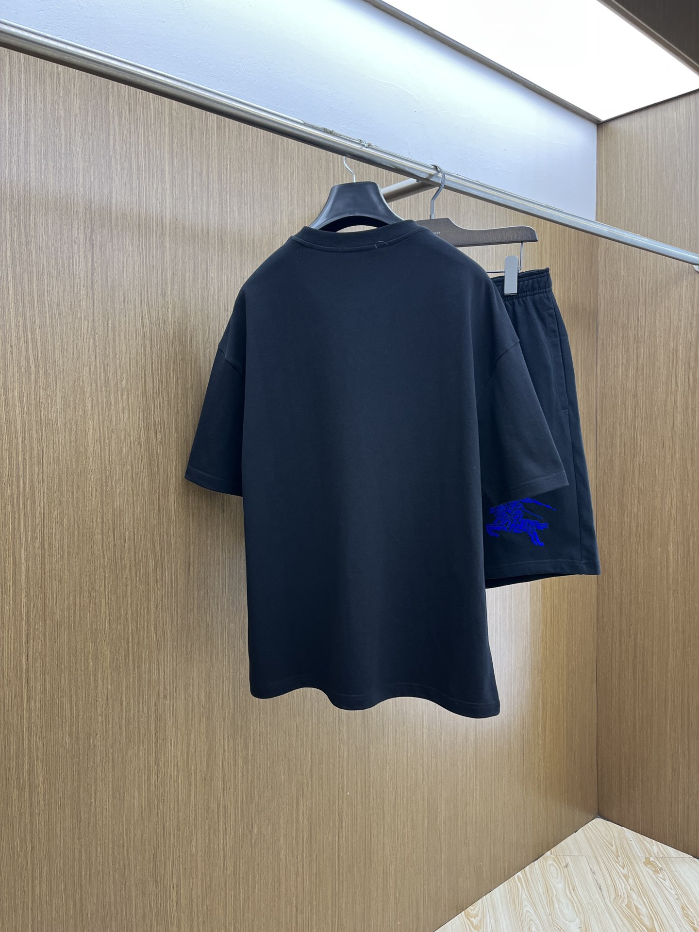 新款/套 BBR 🔥春夏最新款休闲短裤短袖套装，男女款👫 贸易公司渠道稀出，同步官网发售！基本每一季都会