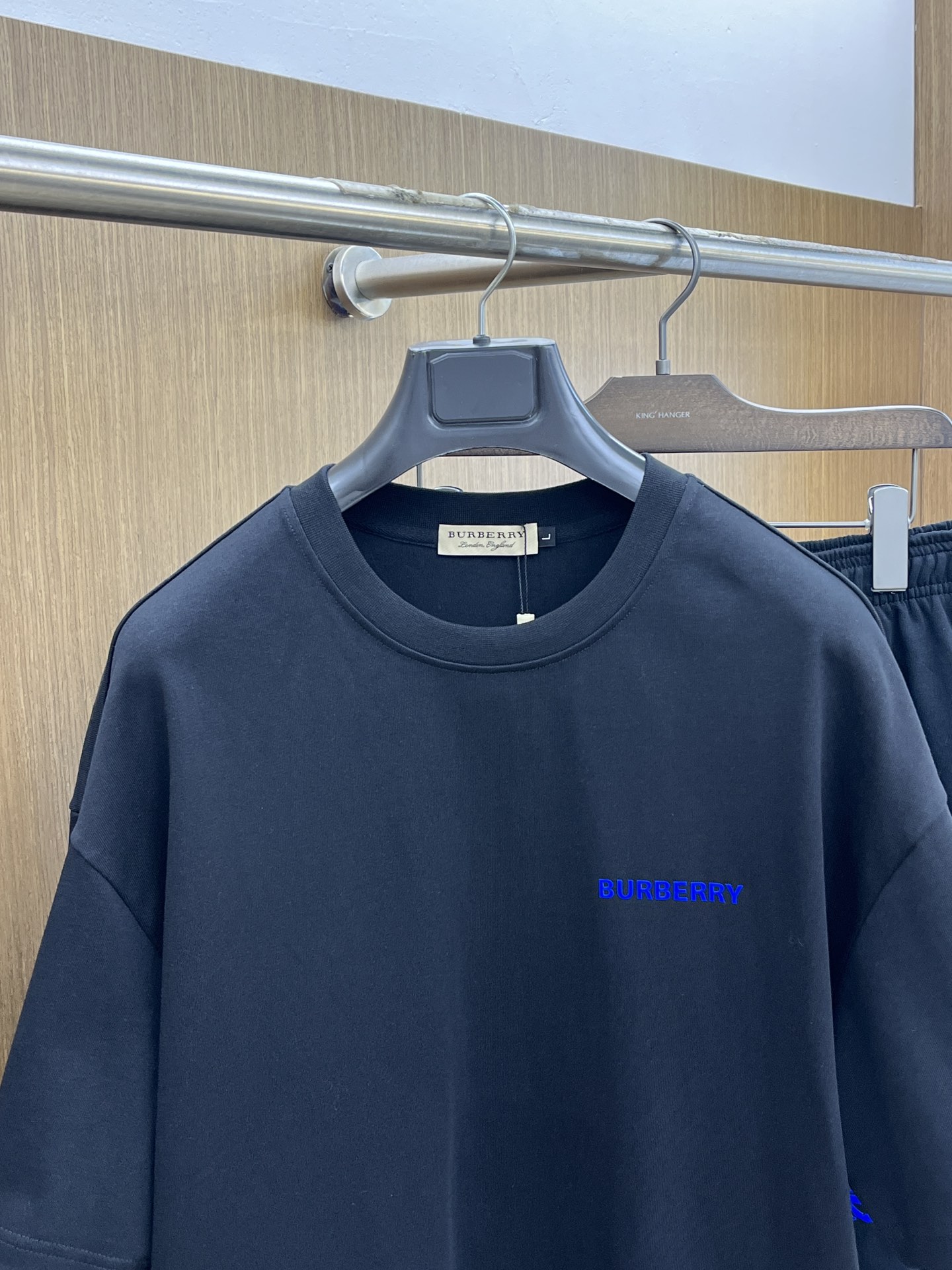 新款/套 BBR 🔥春夏最新款休闲短裤短袖套装，男女款👫 贸易公司渠道稀出，同步官网发售！基本每一季都会