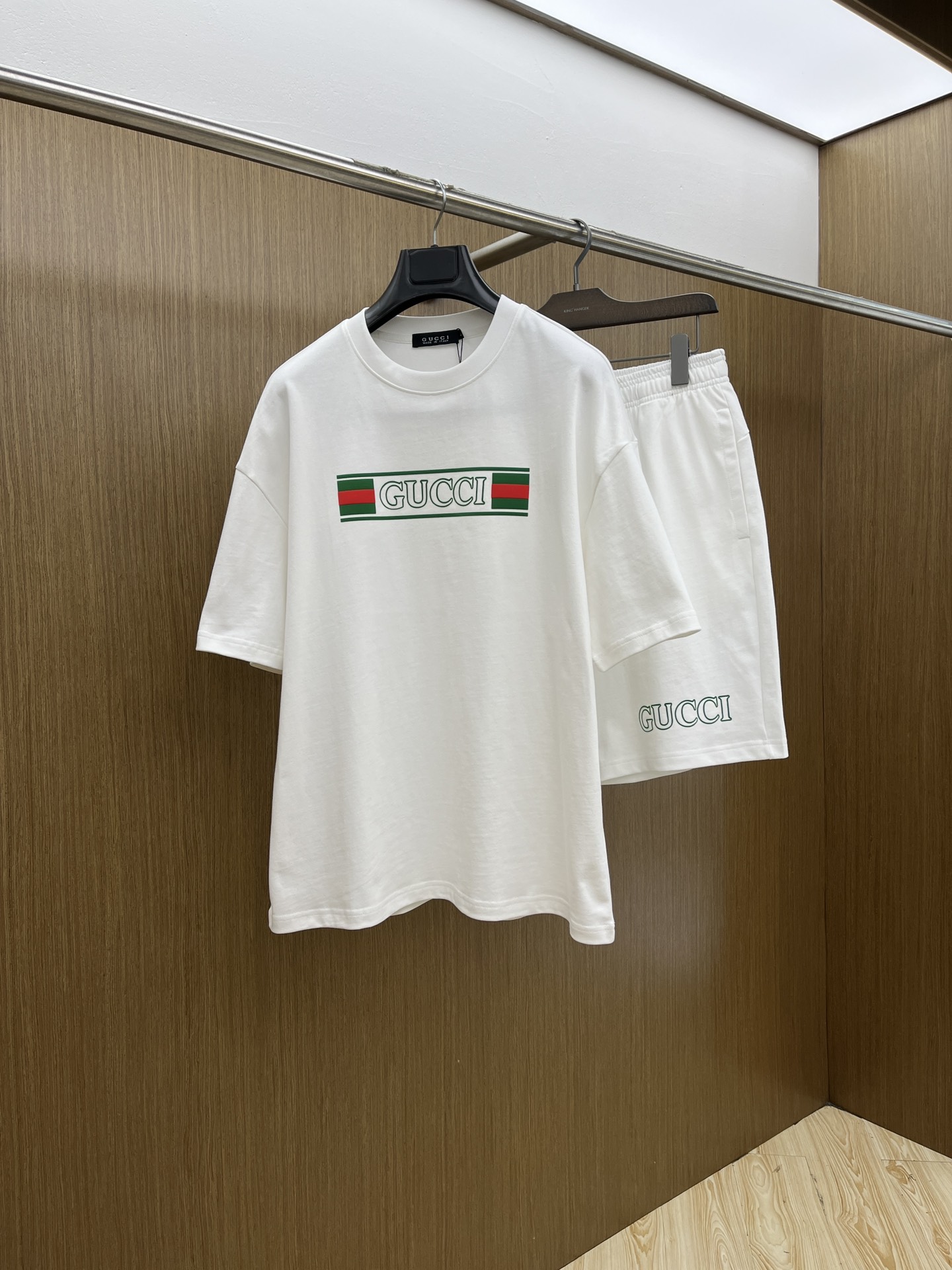 新款/套 Guc 🔥春夏最新款休闲短裤短袖套装，男女款👫 贸易公司渠道稀出，同步官网发售！基本每一季都会