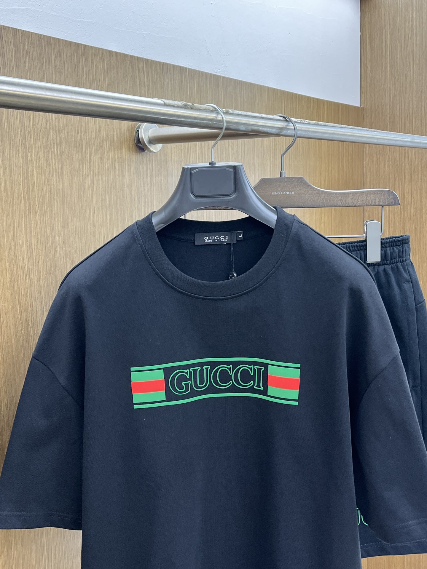 新款/套 Guc 🔥春夏最新款休闲短裤短袖套装，男女款👫 贸易公司渠道稀出，同步官网发售！基本每一季都会