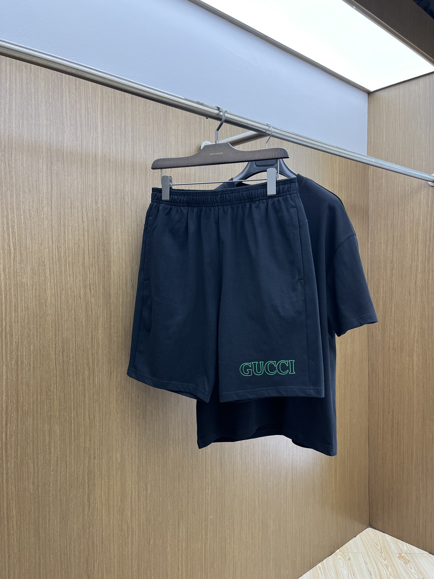 新款/套 Guc 🔥春夏最新款休闲短裤短袖套装，男女款👫 贸易公司渠道稀出，同步官网发售！基本每一季都会